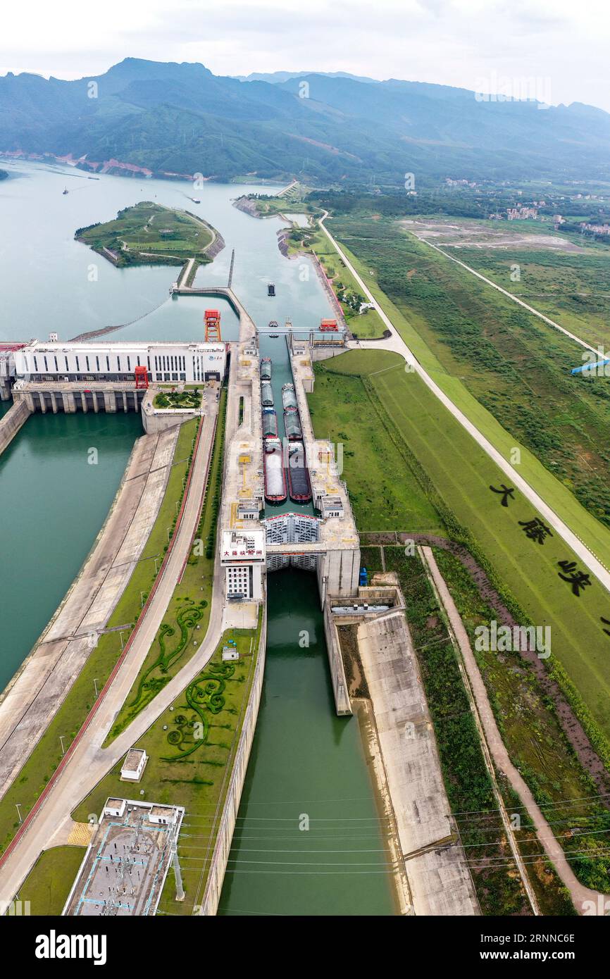 Führung. September 2023. Dieses Luftbild vom 2. September 2023 zeigt die Schiffsschleuse des Dateng Gorge Water Conservancy Projekts in Guiping City, der südchinesischen autonomen Region Guangxi Zhuang. Das 2014 begonnene Projekt Dateng Gorge Water Conservancy ist ein wichtiger Teil des Wassernetzes des Landes, um Überschwemmungen zu kontrollieren, die Schifffahrt zu erleichtern, Elektrizität zu erzeugen und Bewässerung bereitzustellen. Die Kernbauphase dieses Projekts wurde am Samstag abgeschlossen. Quelle: Cao Yiming/Xinhua/Alamy Live News Stockfoto