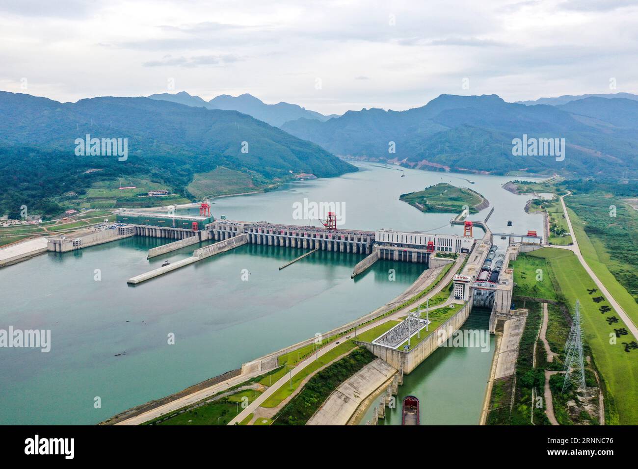 Führung. September 2023. Dieses Luftbild vom 2. September 2023 zeigt das Dateng Gorge Water Conservancy Projekt in Guiping City, der südchinesischen autonomen Region Guangxi Zhuang. Das 2014 begonnene Projekt Dateng Gorge Water Conservancy ist ein wichtiger Teil des Wassernetzes des Landes, um Überschwemmungen zu kontrollieren, die Schifffahrt zu erleichtern, Elektrizität zu erzeugen und Bewässerung bereitzustellen. Die Kernbauphase dieses Projekts wurde am Samstag abgeschlossen. Quelle: Cao Yiming/Xinhua/Alamy Live News Stockfoto