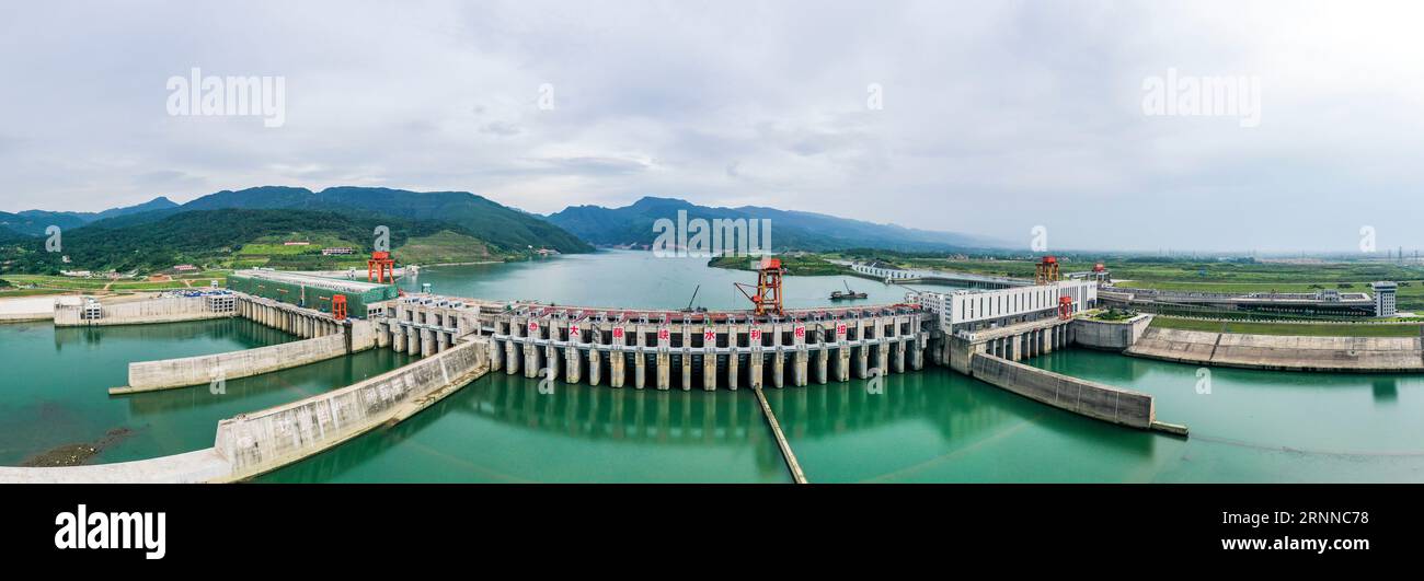 Führung. September 2023. Dieses Luftbild vom 2. September 2023 zeigt das Dateng Gorge Water Conservancy Projekt in Guiping City, der südchinesischen autonomen Region Guangxi Zhuang. Das 2014 begonnene Projekt Dateng Gorge Water Conservancy ist ein wichtiger Teil des Wassernetzes des Landes, um Überschwemmungen zu kontrollieren, die Schifffahrt zu erleichtern, Elektrizität zu erzeugen und Bewässerung bereitzustellen. Die Kernbauphase dieses Projekts wurde am Samstag abgeschlossen. Quelle: Cao Yiming/Xinhua/Alamy Live News Stockfoto