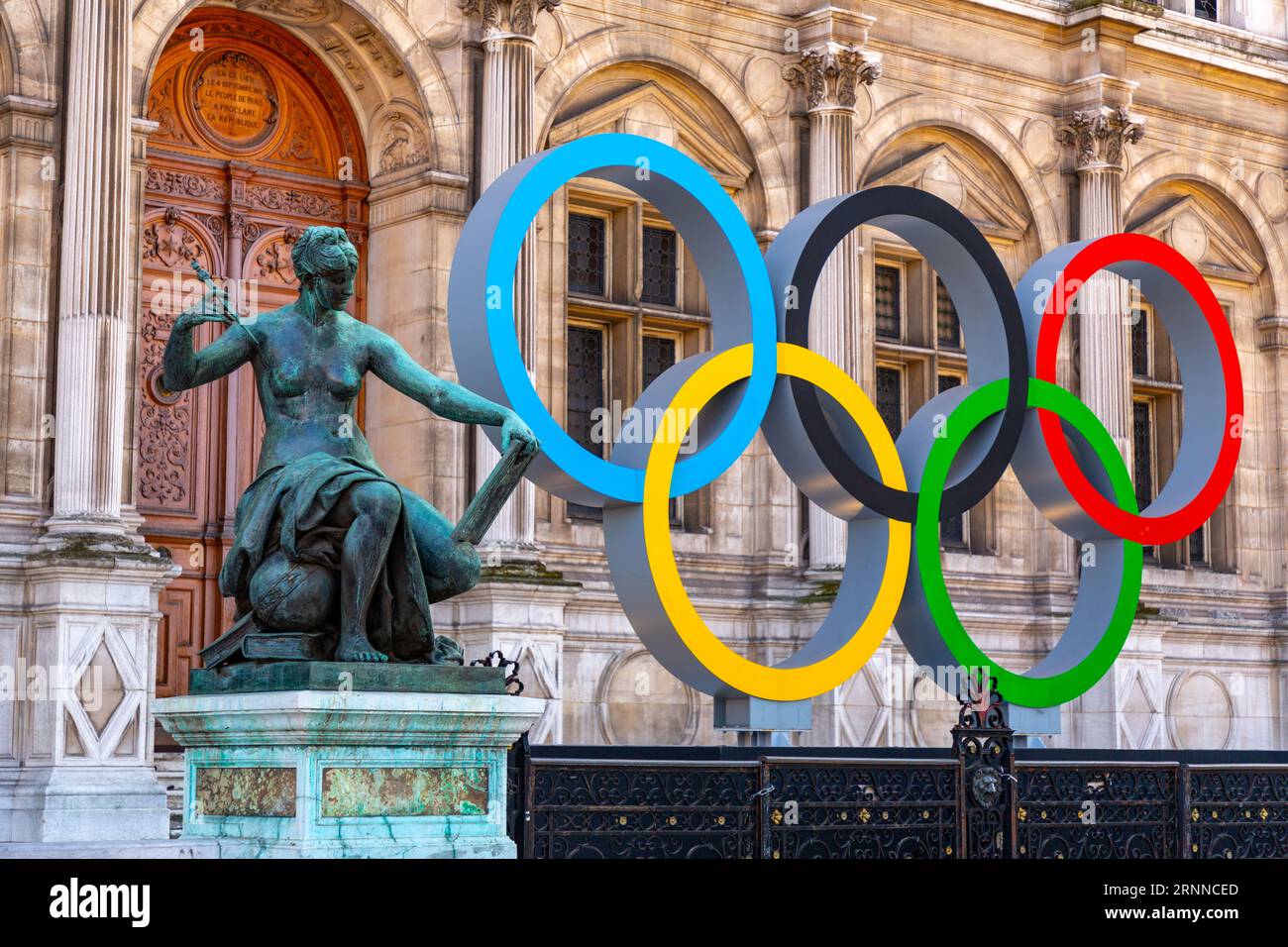 Paris, Frankreich - 24. Januar 2022: Das Hotel de Ville ist das Rathaus von Paris, das sich auf dem Place de l'Hotel-de-Ville – Esplanade de la Liberation befindet Stockfoto