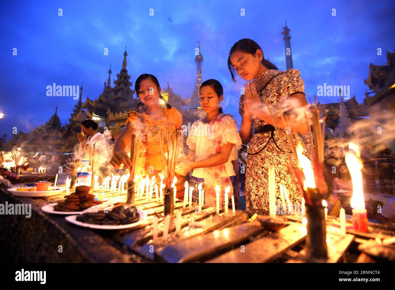 (170708) -- , 8. Juli 2017 -- buddhistische Devotees verbrennen Räucherstäbchen, um während der Feierlichkeiten des Vollmondtages von Warso, dem vierten Monat des myanmarischen Kalenders, in der Shwedagon-Pagode in Myanmar, 8. Juli 2017 zu beten. U Aung)(gj) MYANMAR--WARSO-VOLLMONDTAG yangon PUBLICATIONxNOTxINxCHN 8. Juli 2017 buddhistische Devotees verbrennen Räucherstäbchen, um während der Feierlichkeiten des Vollmondtages des vierten Monats von Myanmar Kalender in der Shwedagon-Pagode in Myanmar 8. Juli 2017 U Aung GJ Myanmar Vollmondtag Yangon PUNOBLATxCHIOxN zu beten Stockfoto