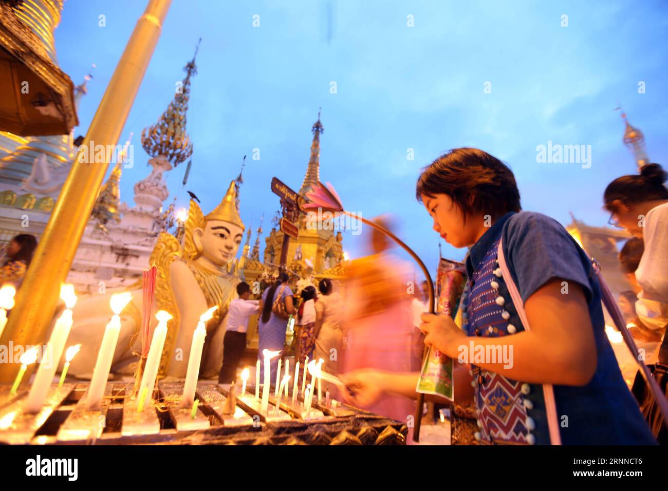 (170708) -- , 8. Juli 2017 -- Ein buddhistischer Devotee zündet Kerzen an, um während der Feierlichkeiten zum Vollmondtag von Warso, dem vierten Monat des Myanmar-Kalenders, in der Shwedagon-Pagode in Myanmar, 8. Juli 2017, zu beten. U Aung)(gj) MYANMAR--WARSO-VOLLMONDTAG yangon PUBLICATIONxNOTxINxCHN 8. Juli 2017 ein buddhistischer Devotee Lichter Kerzen zum Beten während der Feierlichkeiten des Vollmondtages des vierten Monats von Myanmar Kalender in der Shwedagon Pagode in Myanmar 8. Juli 2017 U Aung GJ Myanmar Vollmondtag Yangon PUBLICTxCHIOxN Stockfoto