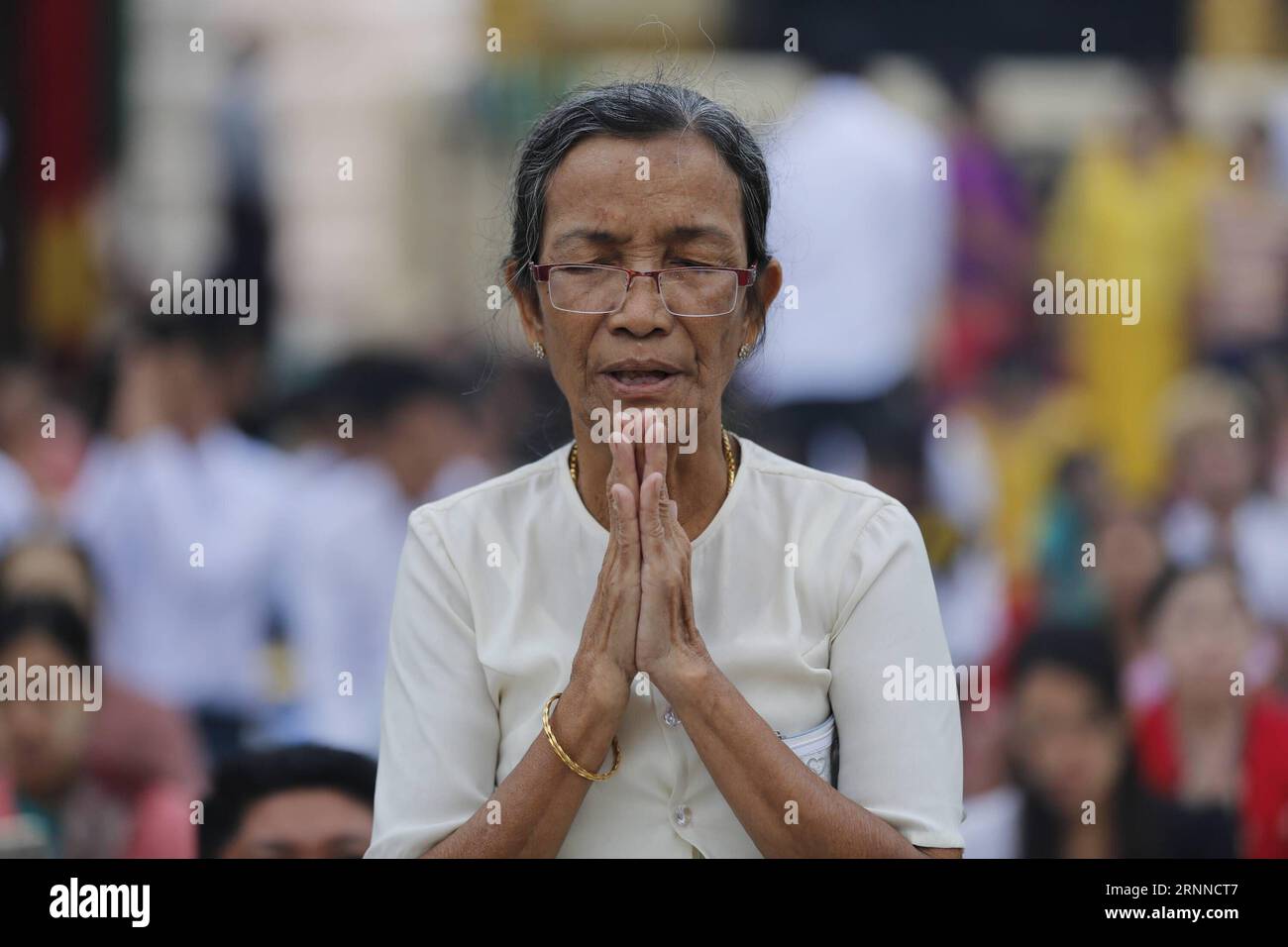 (170708) -- , 8. Juli 2017 -- Ein buddhistischer Devotee huldigt während der Feierlichkeiten des Vollmondtages von Warso, dem vierten Monat des myanmarischen Kalenders, in der Shwedagon-Pagode in Myanmar, 8. Juli 2017. U Aung)(gj) MYANMAR--WARSO-VOLLMONDTAG yangon PUBLICATIONxNOTxINxCHN 8. Juli 2017 ein buddhistischer Devotee huldigt während der Feierlichkeiten des Vollmondtages des vierten Monats von Myanmar Kalender in der Shwedagon-Pagode in Myanmar 8. Juli 2017 U Aung GJ Myanmar Vollmondtag Yangon PUNOBLICINxCHN Stockfoto
