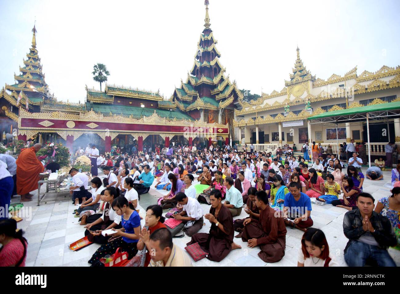 (170708) -- , 8. Juli 2017 -- buddhistische Gläubige huldigen während der Feierlichkeiten zum Vollmondtag von Warso, dem vierten Monat des myanmarischen Kalenders, in der Shwedagon-Pagode in Myanmar, 8. Juli 2017. U Aung) (gj) MYANMAR--WARSO-VOLLMONDTAG yangon PUBLICATIONxNOTxINxCHN 8. Juli 2017 buddhistische Gläubige huldigen während der Feierlichkeiten zum Vollmondtag des vierten Monats von Myanmar Kalender in der Shwedagon-Pagode in Myanmar 8. Juli 2017 U Aung GJ Myanmar Vollmondtag Yangon PNOBLICATINxCHN Stockfoto