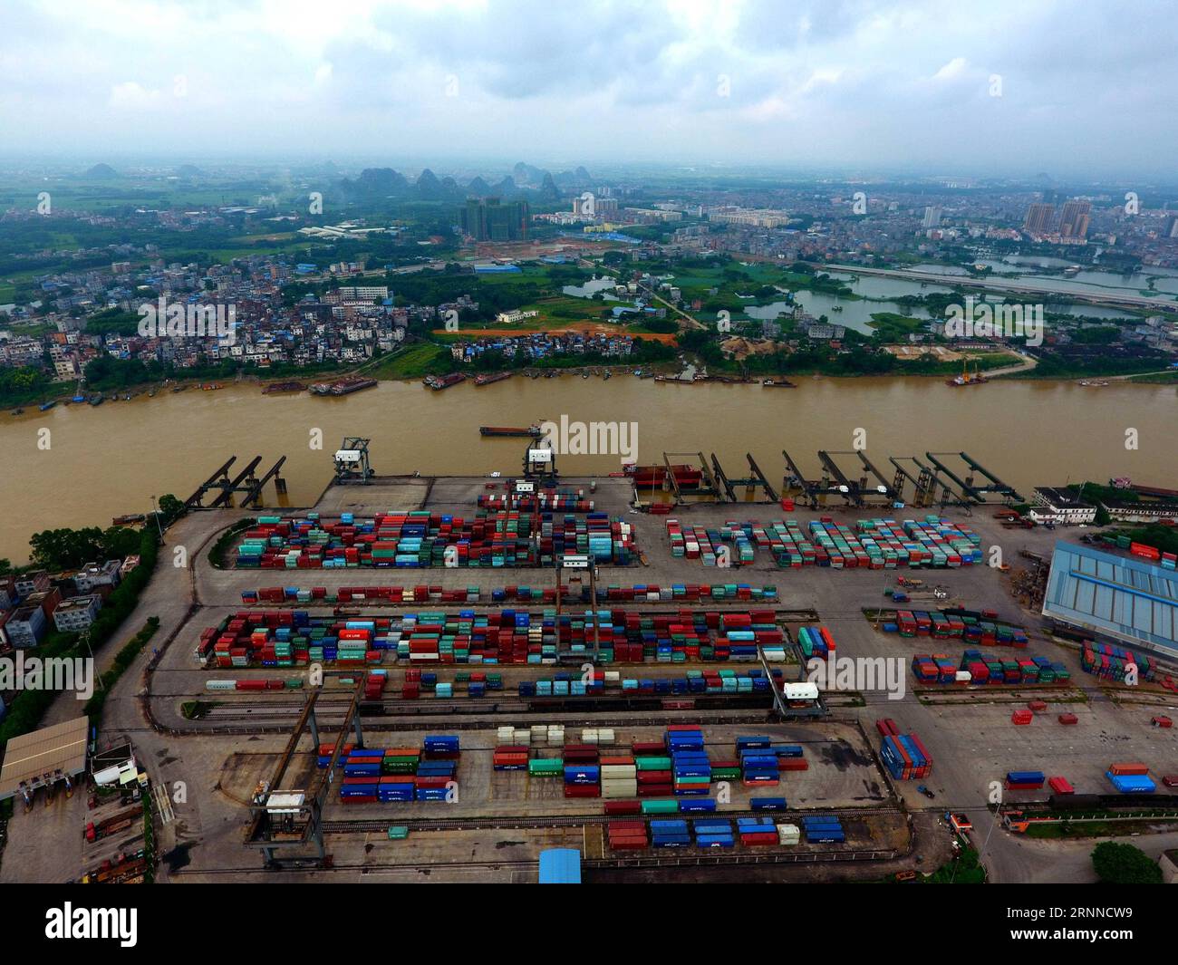(170708) -- GUIGANG, 8. Juli 2017 -- Foto vom 7. Juli 2017 zeigt den Hafen Guigang in der südchinesischen autonomen Region Guangxi Zhuang. Der Durchsatz von Guigang Port erreichte in der ersten Jahreshälfte 29,8 Millionen Tonnen, was einem Anstieg von 12,4 Prozent gegenüber dem Vorjahr entspricht. ) (wyo) CHINA-GUANGXI-GUIGANG PORT-THROUGHPUT (CN) HuangxXiaobang PUBLICATIONxNOTxINxCHN Guigang 8. Juli 2017 Foto aufgenommen AM 7. Juli 2017 zeigt den Guigang Hafen in Südchina S Guangxi Zhuang Autonomous Region der Durchsatz des Guigang Hafens erreichte in der ersten Jahreshälfte 29 8 Millionen Tone plus 12 4 IM Jahr wyo China Guan Stockfoto