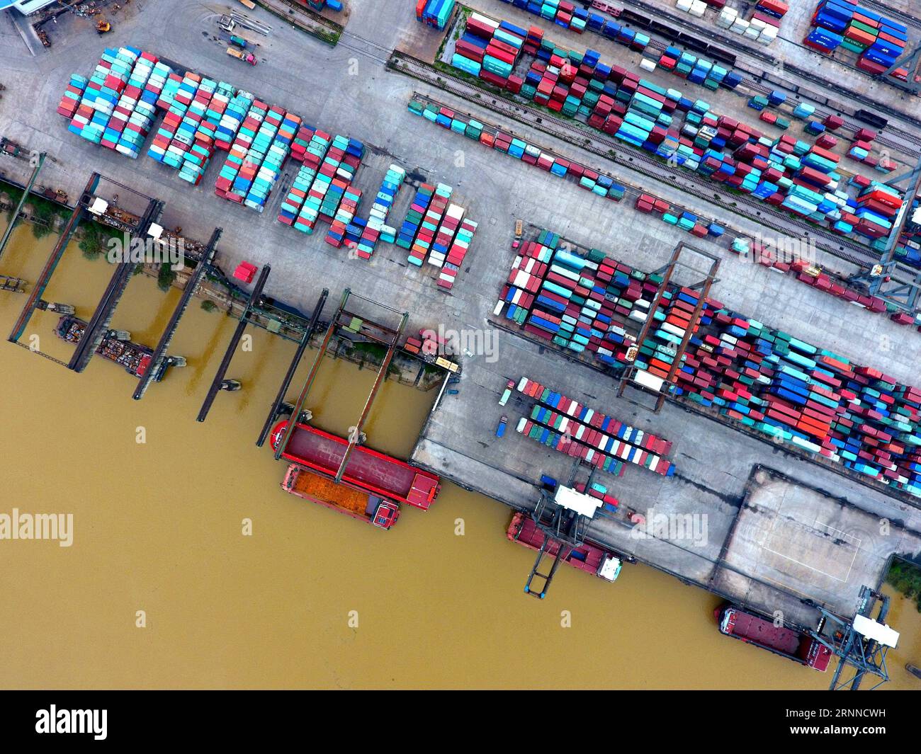 (170708) -- GUIGANG, 8. Juli 2017 -- Foto vom 7. Juli 2017 zeigt den Hafen Guigang in der südchinesischen autonomen Region Guangxi Zhuang. Der Durchsatz von Guigang Port erreichte in der ersten Jahreshälfte 29,8 Millionen Tonnen, was einem Anstieg von 12,4 Prozent gegenüber dem Vorjahr entspricht. ) (wyo) CHINA-GUANGXI-GUIGANG PORT-THROUGHPUT (CN) LixXin PUBLICATIONxNOTxINxCHN Guigang 8. Juli 2017 Foto aufgenommen AM 7. Juli 2017 zeigt den Guigang Hafen in Südchina S Guangxi Zhuang Autonomous Region der Durchsatz des Guigang Hafens erreichte in der ersten Jahreshälfte 29 8 Millionen Tone plus 12 4 Prozent IM Jahr wyo China Guangxi Guig Stockfoto