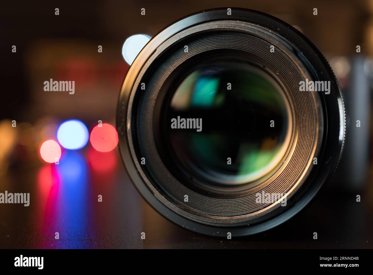 Barcodeleser und QR-Codescanner: Optische Linsen in diesen Geräten ermöglichen das schnelle Lesen und Entschlüsseln von Barcodes und QR-Codes und erleichtern das Einlesen Stockfoto