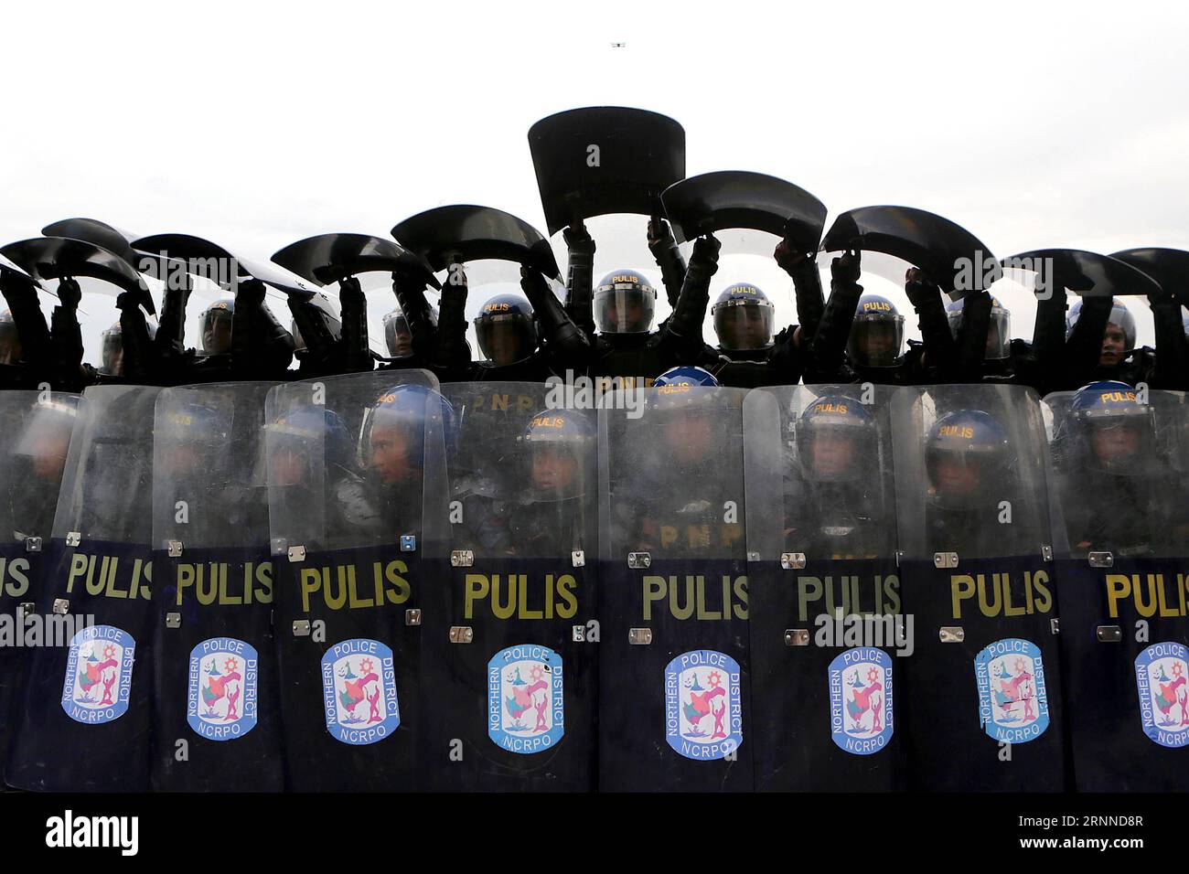 (170709) -- PEKING, 9. Juli 2017 -- Polizisten, die Schilde tragen, stehen während des jährlichen philippinischen National Police Civil Disruption Management Competition am 8. Juli 2017 in Manila in Formation. ) WÖCHENTLICHE ENTSCHEIDUNGEN VON XINHUA FOTO ROUELLExUMALI PUBLICATIONxNOTxINxCHN Peking 9. Juli 2017 Polizisten mit Schilden stehen in Formation während des jährlichen philippinischen National Police Civil Disrupbance Management Competition in Manila 8. Juli 2017 wöchentliche Entscheidungen von XINHUA Photo RouellexUmali PUBLICATIONxNOTxINxCHN Stockfoto