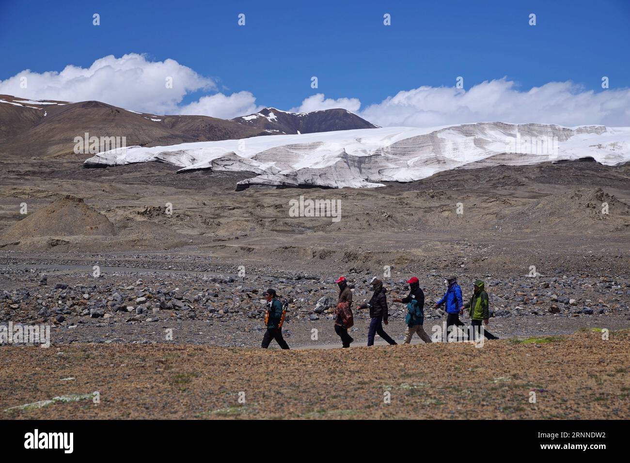 (170710) -- NAGQU, 10. Juli 2017 -- Touristen laufen aus dem Purog Kangri Gletscher in Nagqu, Südwestchina autonome Region Tibet, 9. Juli 2017. Mit einer Fläche von etwa 400 Quadratkilometern schmilzt der Purog-Kangri-Gletscher mit beschleunigter Geschwindigkeit, was laut einem Forscher der Chinesischen Akademie der Wissenschaften zur Bildung zahlreicher Flüsse und Seen geführt hat.) (zx) CHINA-NAGQU-PUROG KANGRI-GLETSCHER (CN) LiuxDongjun PUBLICATIONxNOTxINxCHN Nagqu 10. Juli 2017 Touristen laufen aus dem PUROG KANGRI-Gletscher in Nagqu Südwestchina S Tibet Autonome Region Juli 9 2017 mit dem Gebiet Abou Stockfoto