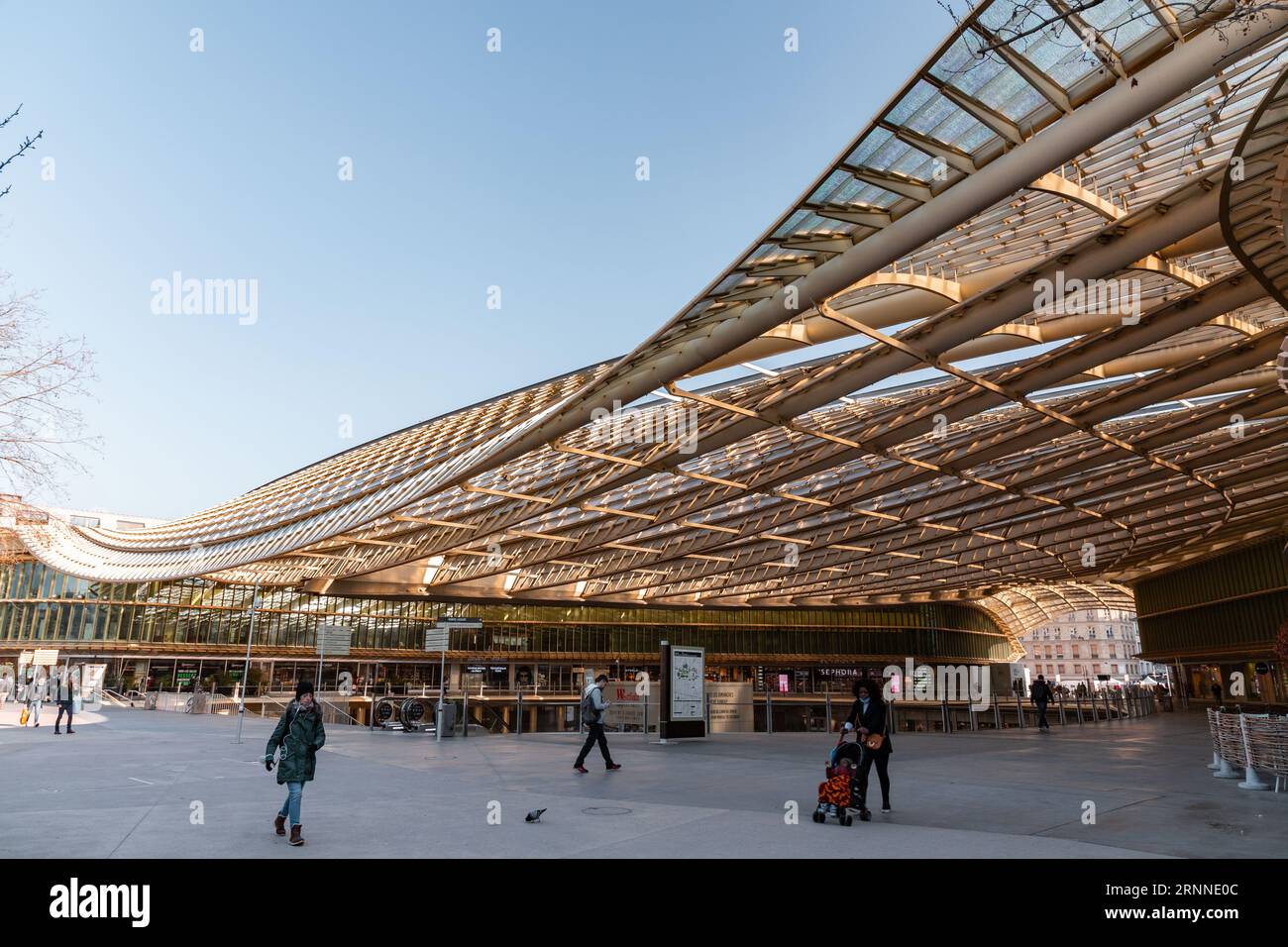 Paris, Frankreich - 24. Januar 2022: Das Westfield Forum des Halles ist ein französisches Einkaufszentrum, das sich auf dem Gelände der ehemaligen zentralen Hallen von Paris befindet. Stockfoto