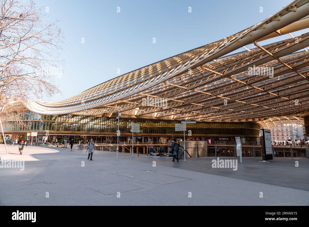 Paris, Frankreich - 24. Januar 2022: Das Westfield Forum des Halles ist ein französisches Einkaufszentrum, das sich auf dem Gelände der ehemaligen zentralen Hallen von Paris befindet. Stockfoto