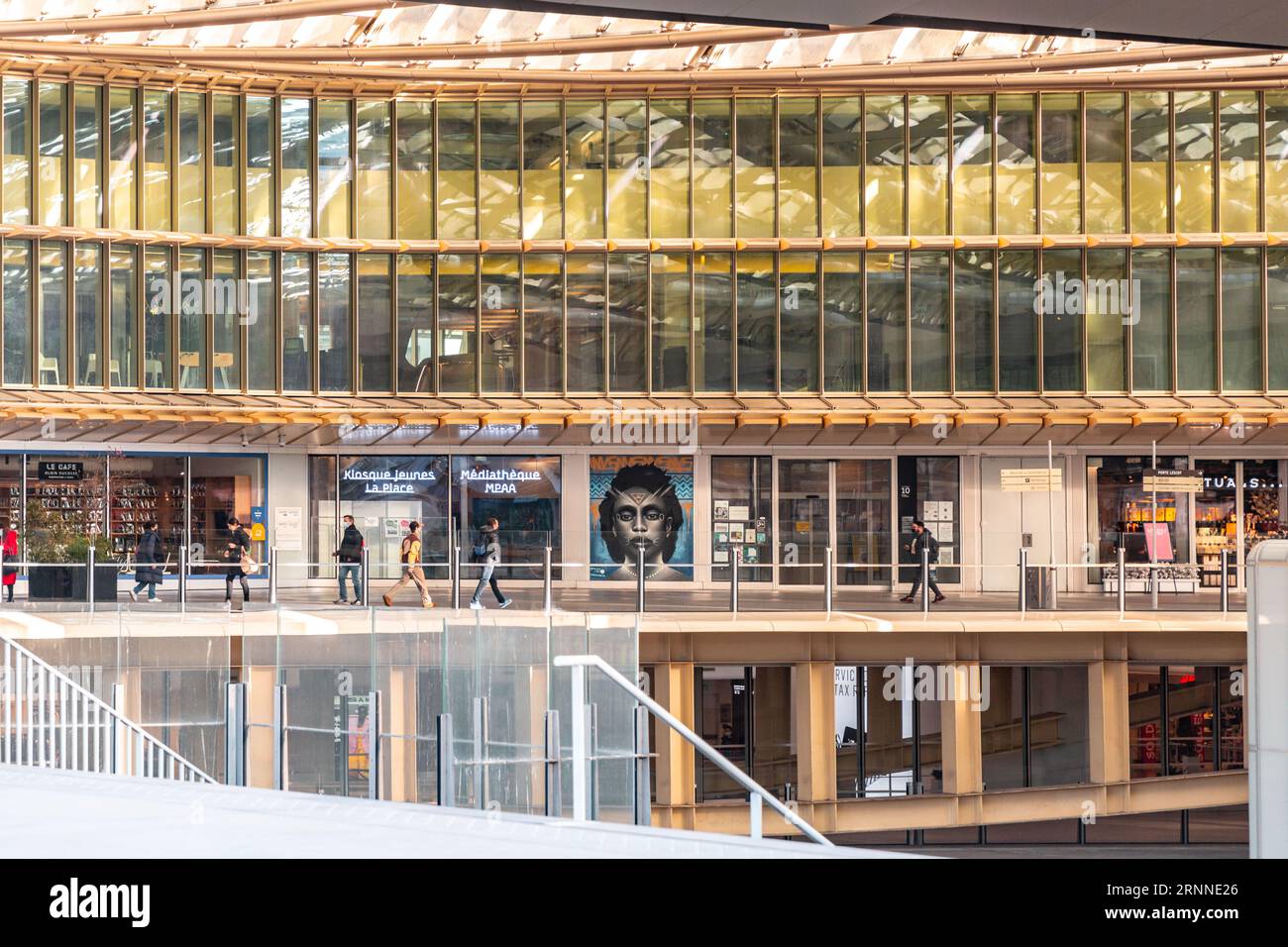 Paris, Frankreich - 24. Januar 2022: Das Westfield Forum des Halles ist ein französisches Einkaufszentrum, das sich auf dem Gelände der ehemaligen zentralen Hallen von Paris befindet. Stockfoto