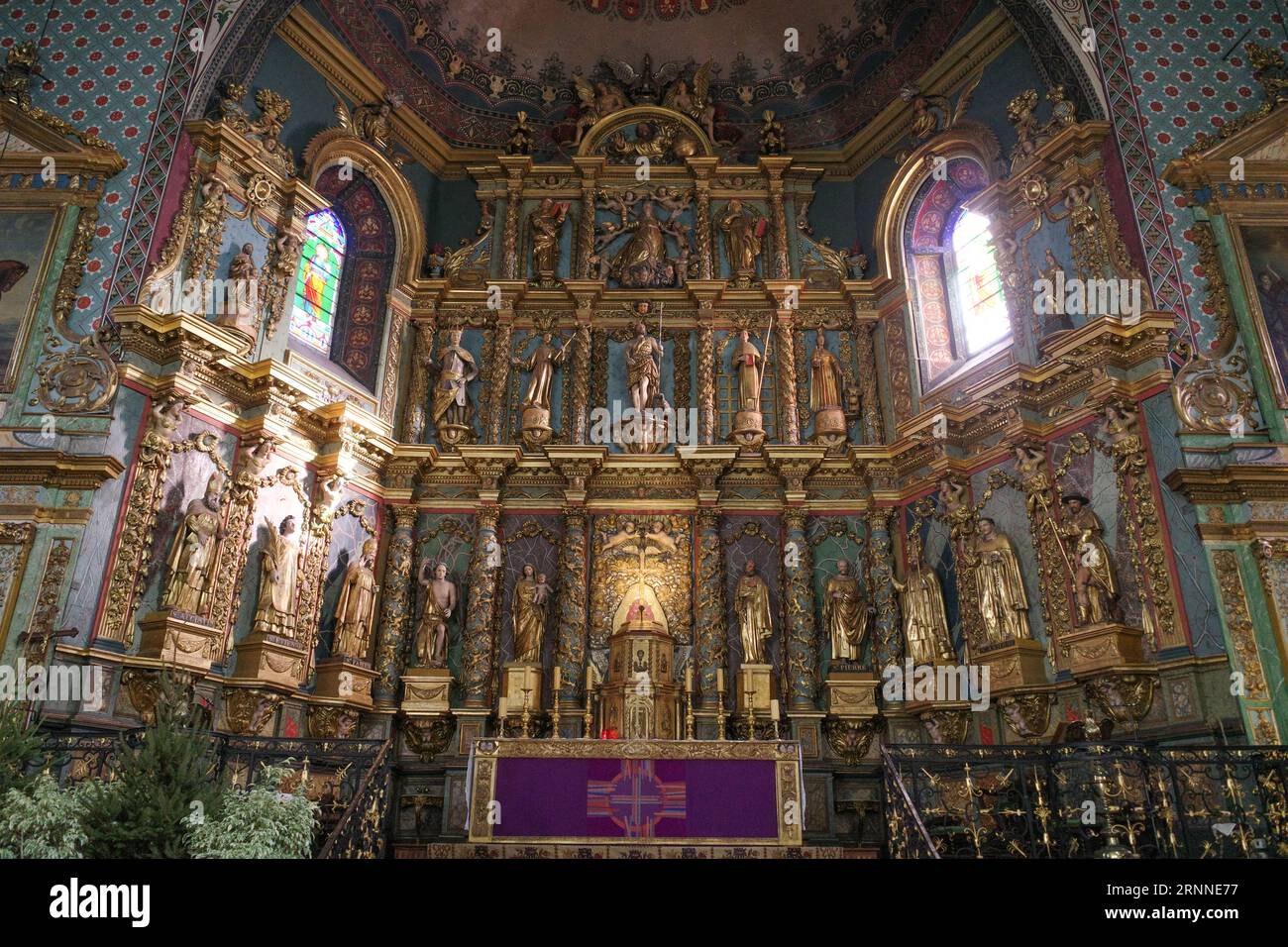 Saint Jean de Luz, Frankreich - 24. Dezember 2022: Inneneinrichtung von St. Johannes der Täufer (Eglise Saint-Jean-Baptiste) Stockfoto