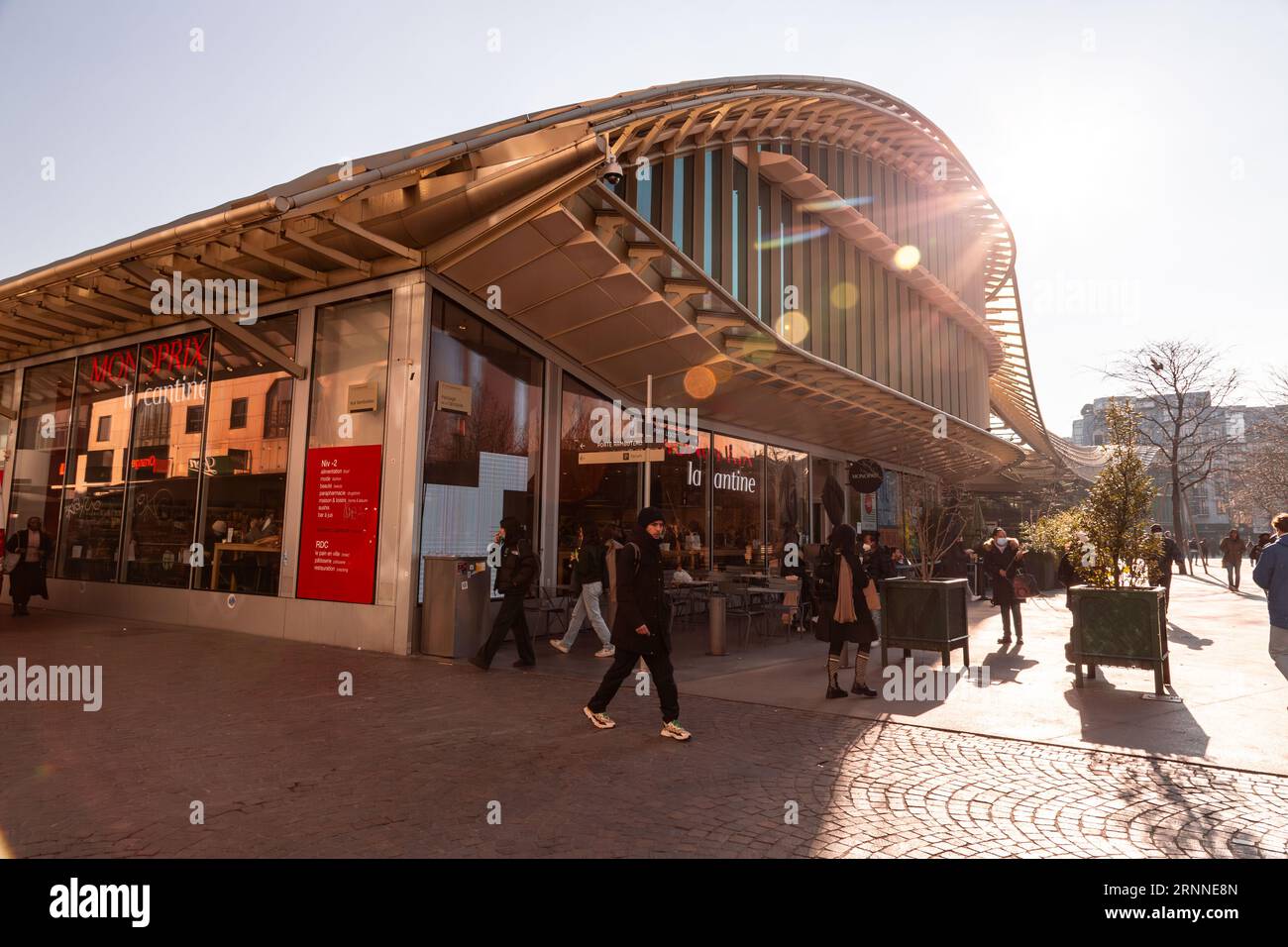 Paris, Frankreich - 24. Januar 2022: Das Westfield Forum des Halles ist ein französisches Einkaufszentrum, das sich auf dem Gelände der ehemaligen zentralen Hallen von Paris befindet. Stockfoto