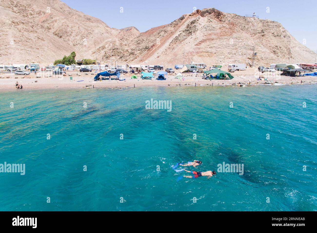 (170710) -- JERUSALEM, 10. Juli 2017 -- Touristen schnorcheln am 12. Mai 2017 im Roten Meer in Eilat, Israel. Nach Angaben des Zentralen Statistischen Büros Israels wurden von Januar bis Juni 2017 1,74 Millionen Touristen gemeldet, was einem Anstieg von 26 Prozent gegenüber dem Vorjahreszeitraum entspricht. )(whw) ISRAEL-TOURISTISCHE ZAHL-ZUNAHME GuoxYu PUBLICATIONxNOTxINxCHN Jerusalem Juli 10 2017 Touristen schnorcheln im Roten Meer BEI Eilat Israel AM 12. Mai 2017 nach Angaben des Israel S Central Bureau of Statistics wurden von Januar bis Juni 2017 1 74 Millionen touristische Einträge verzeichnet, die um 26 Prozent über den gleichen Zeitraum gestiegen sind Jahr whw Stockfoto