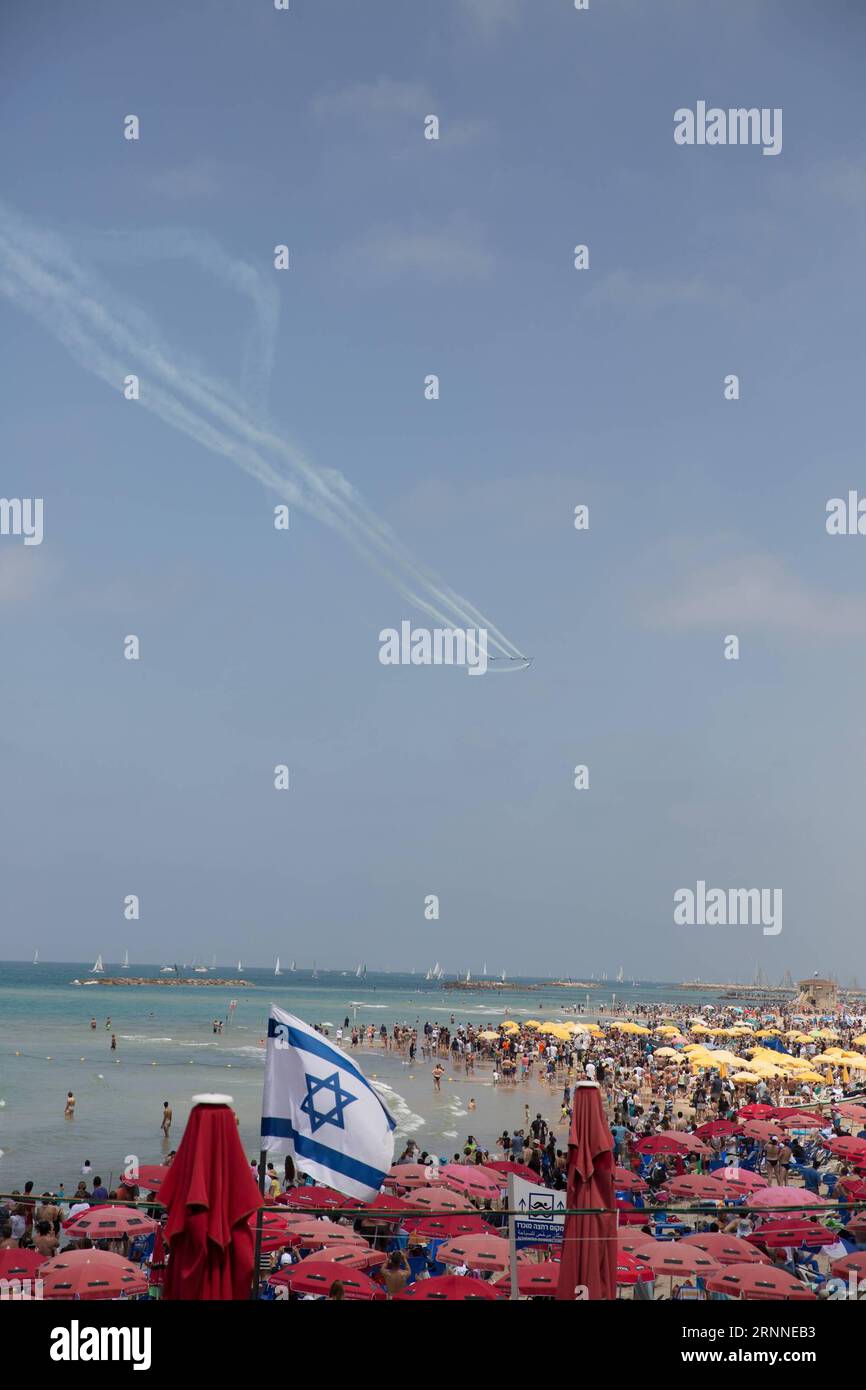 (170710) -- JERUSALEM, 10. Juli 2017 -- Menschen besuchen den Strand in Tel Aviv, Israel, am 2. Mai 2017. Nach Angaben des Zentralen Statistischen Büros Israels wurden von Januar bis Juni 2017 1,74 Millionen Touristen gemeldet, was einem Anstieg von 26 Prozent gegenüber dem Vorjahreszeitraum entspricht. )(whw) ISRAEL-TOURISTISCHE ZAHL-ZUNAHME GuoxYu PUBLICATIONxNOTxINxCHN Jerusalem 10. Juli 2017 Prominente besuchen den Strand in Tel Aviv Israel AM 2. Mai 2017 Laut Israel S Central Bureau of Statistics wurden von Januar bis Juni 2017 1 74 Millionen touristische Einträge verzeichnet, die im gleichen Zeitraum um 26 Prozent gestiegen sind whw Israel bis Stockfoto