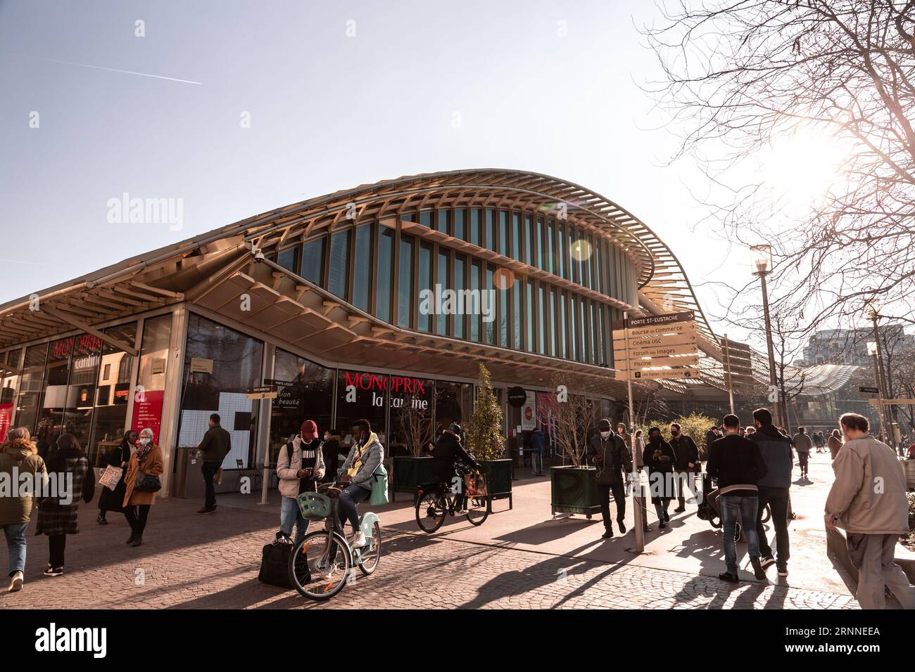 Paris, Frankreich - 24. Januar 2022: Das Westfield Forum des Halles ist ein französisches Einkaufszentrum, das sich auf dem Gelände der ehemaligen zentralen Hallen von Paris befindet. Stockfoto