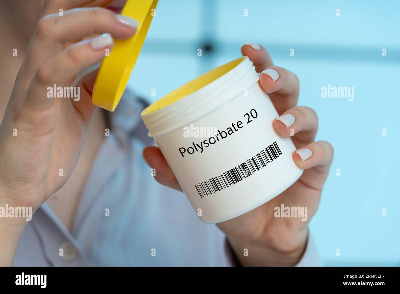 Polysorbat 20: Ein Emulgator, der mit möglichen reproduktiven und entwicklungsfördernden Wirkungen in Verbindung gebracht wurde. Stockfoto