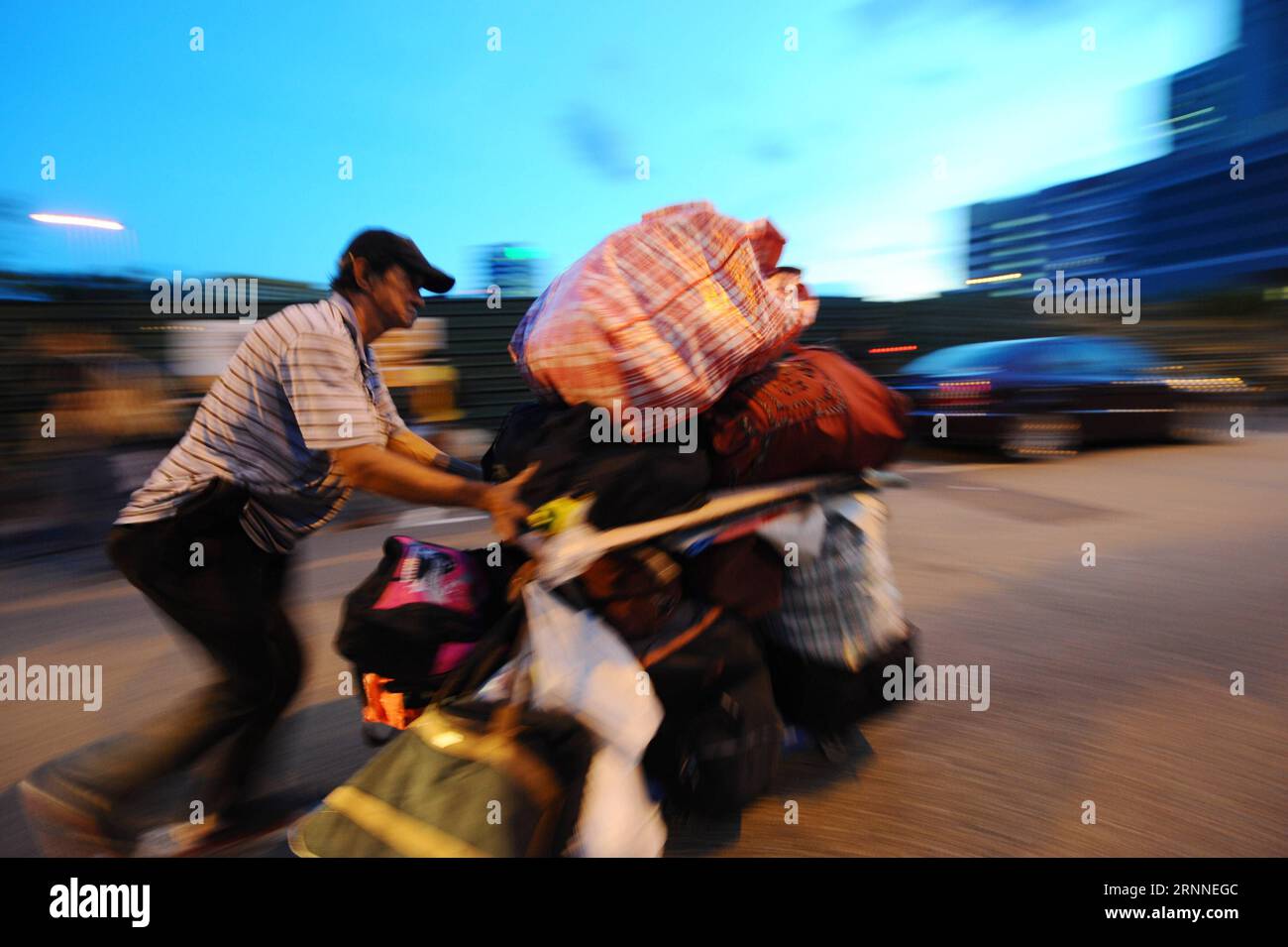 (170711) -- SINGAPUR, 11. Juli 2017 -- Ein Standbesitzer schiebt einen Wagen mit alten Waren, nachdem er den letzten Tag des Geschäfts auf dem Sungei Road Flohmarkt in Singapur am 10. Juli 2017 beendet hat. Singapurs ältester Flohmarkt, der Sungei Road Flohmarkt, ging in die Geschichte ein, da er am letzten Tag der Operation am Montag aufgrund der Pläne der Regierung zur Landsanierung geschlossen wurde. ) (zw) SINGAPUR-SUNGEI ROAD-FLOHMARKT-SCHLIESSUNG ThenxChihxWey PUBLICATIONxNOTxINxCHN Singapur 11. Juli 2017 ein Stable Owner schiebt einen Trolley mit alten Gütern, nachdem er den Load Day of Business AUF dem Sungei Road Flohmarkt in Singa beendet hat Stockfoto