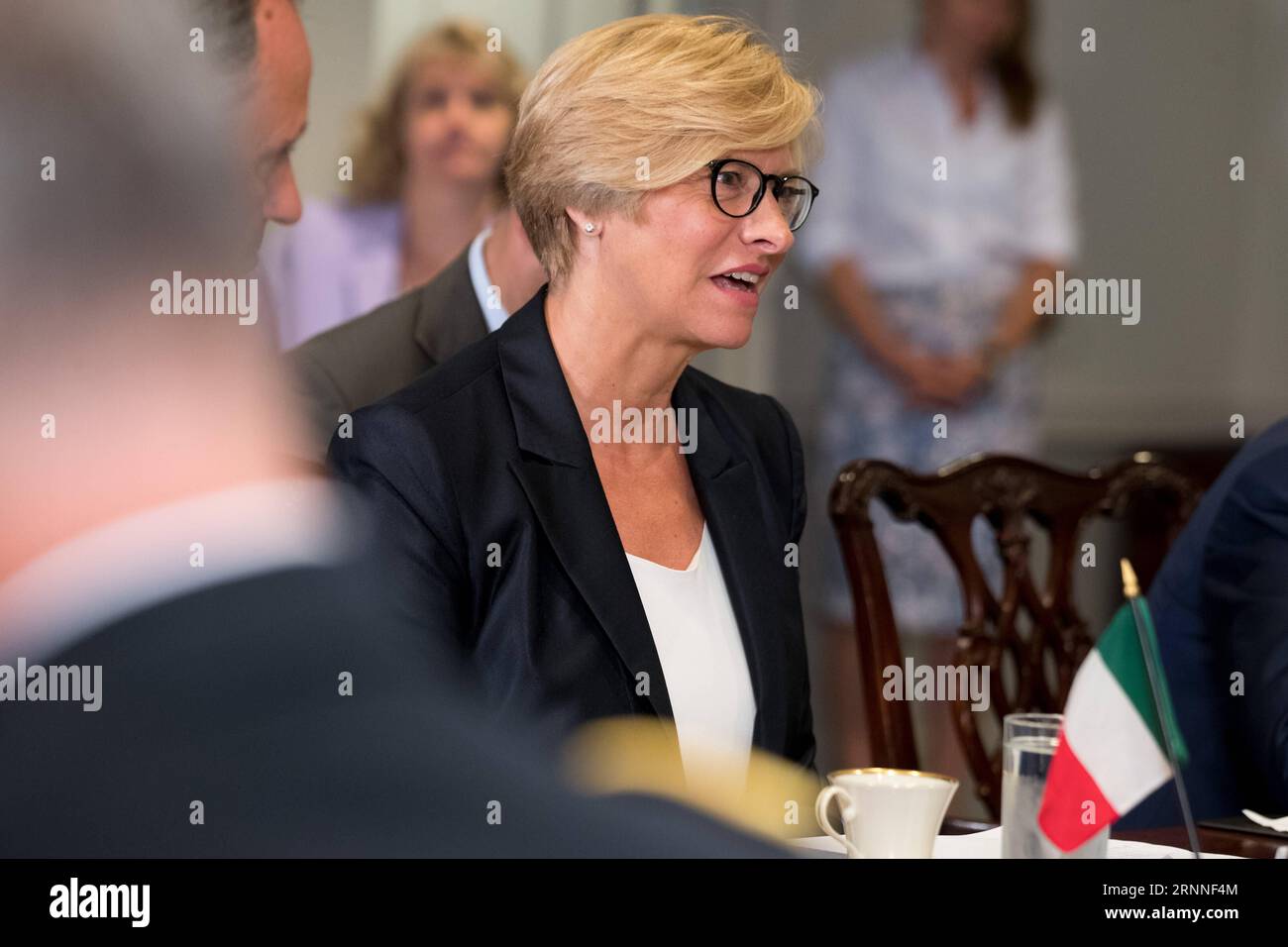 (170712) -- WASHINGTON, 12. Juli 2017 -- die italienische Verteidigungsministerin Roberta Pinotti spricht während eines Treffens mit dem US-Verteidigungsminister James Mattis im Pentagon in Washington D.C., USA, 11. Juli 2017. ) US-WASHINGTON D.C.-ITALIEN-VERTEIDIGUNGSMINISTER-BESUCH TingxShen PUBLICATIONxNOTxINxCHN Washington 12. Juli 2017 italienische Verteidigungsminister Roberta Pinotti spricht während eines Treffens mit dem US-Verteidigungsminister James Mattis im Pentagon in Washington D C die Vereinigten Staaten 11. Juli 2017 US-amerikanische Verteidigungsminister Washington D C Italien besuchen TingxShen VERÖFFENTLICHUNG Stockfoto