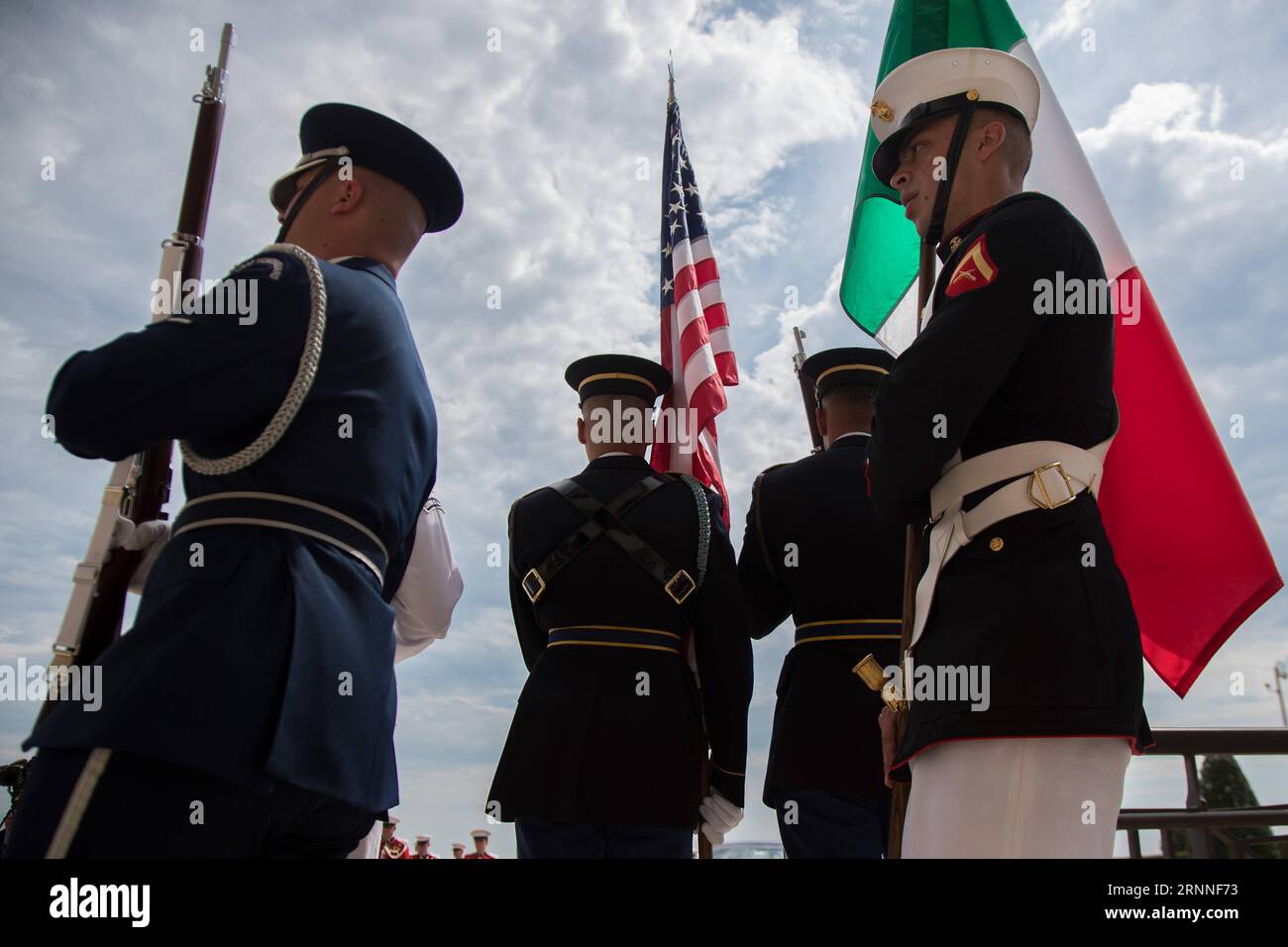 (170712) -- WASHINGTON, 12. Juli 2017 -- Ehrenwachen werden während einer Begrüßungszeremonie des Verteidigungsministers der Vereinigten Staaten James Mattis für die italienische Verteidigungsministerin Roberta Pinotti im Pentagon in Washington D.C., USA, am 11. Juli 2017 gesehen. ) US-WASHINGTON D.C.-ITALY-DEFENSE MINISTER-VISIT TingxShen PUBLICATIONxNOTxINxCHN Washington 12. Juli 2017 EHRENGARDE sind Seen während einer Willkommenszeremonie, die vom US-Verteidigungsminister James Mattis für die italienischen Verteidigungsminister Roberta Pinotti IM Pentagon in Washington D C veranstaltet wurde. Die Vereinigten Staaten 11. Juli 2017 U Stockfoto