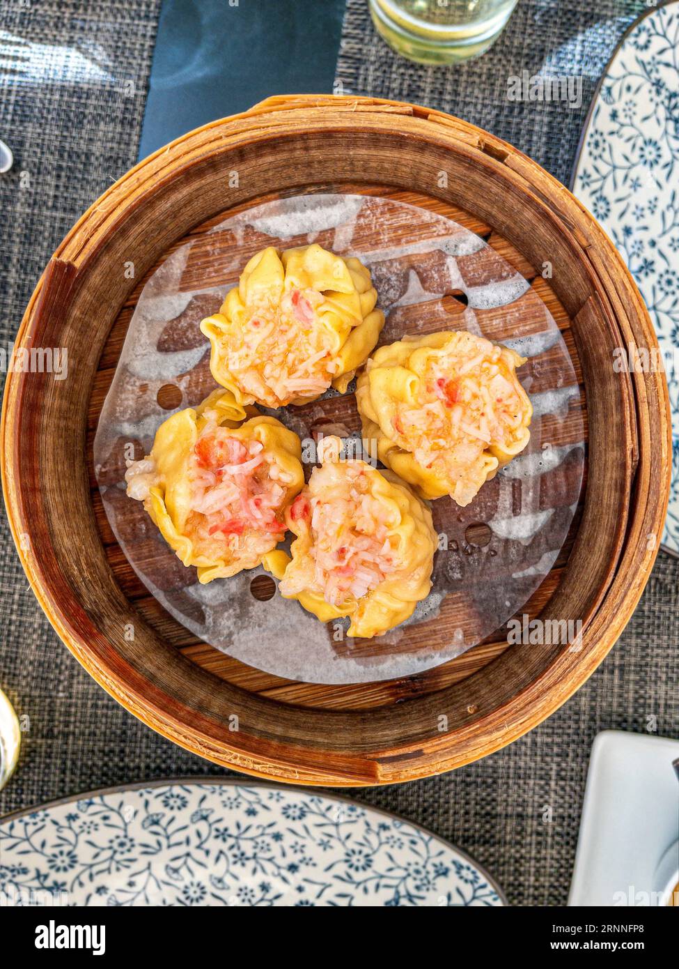 Krabben und Garnelen Shumai (sui mai) Dim Sum serviert in Bambusdampfer. Stockfoto