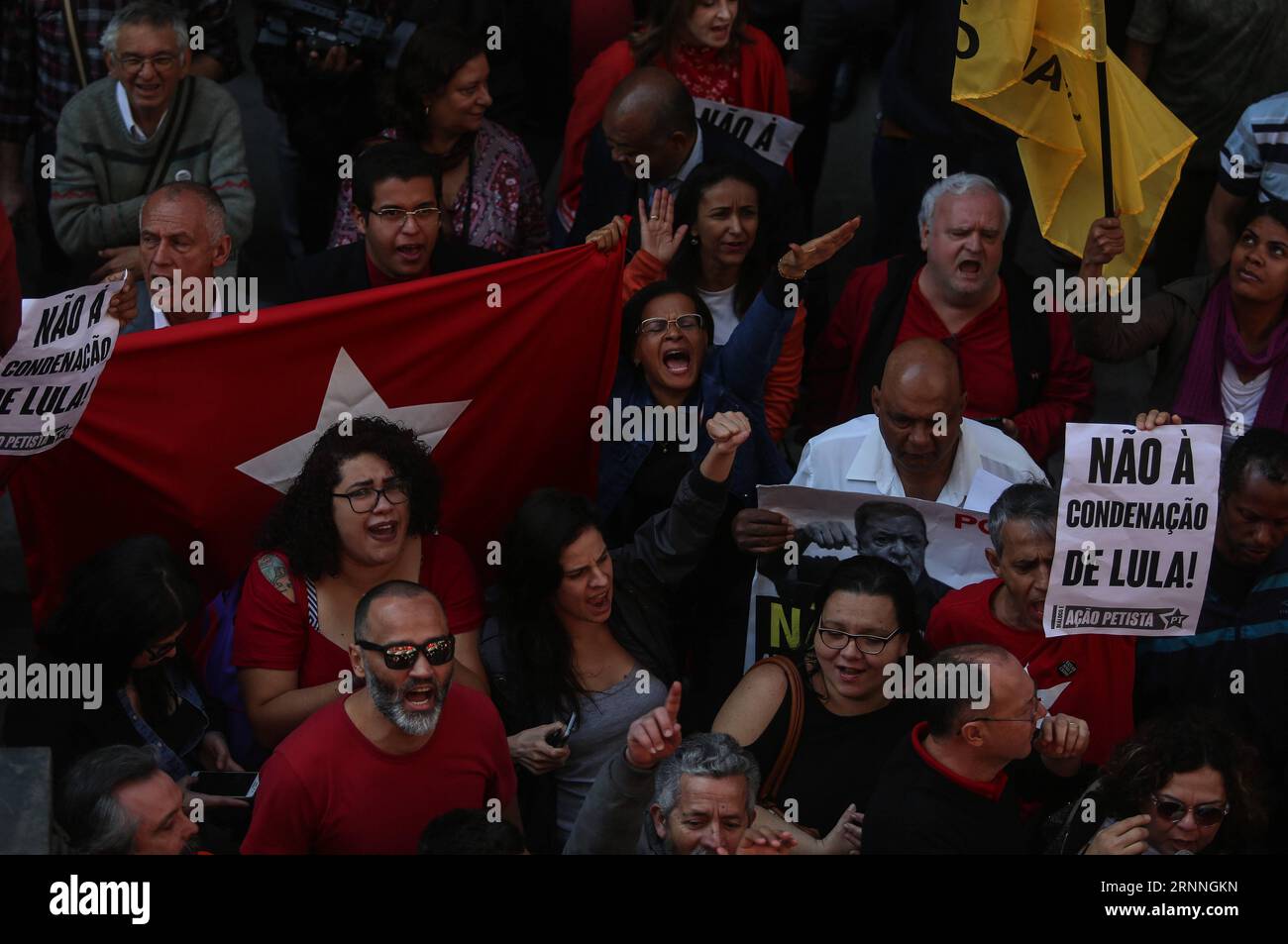 (170714) -- SAO PAULO, 14. Juli 2017 -- Unterstützer des ehemaligen brasilianischen Präsidenten Luiz Inacio Lula da Silva werden außerhalb des Hauptquartiers der Arbeiterpartei während einer Pressekonferenz gesehen, die von ihm am 13. Juli 2017 in Sao Paulo, Brasilien, abgehalten wurde. Luiz Inacio Lula da Silva sagte am Donnerstag, dass er weiterhin beabsichtige, bei den Wahlen 2018 für das Amt des Präsidenten zu kandidieren. Dies geschah einen Tag, nachdem er wegen Korruption zu neuneinhalb Jahren Gefängnis verurteilt wurde und 19 Jahre lang nicht für ein öffentliches Amt kandidieren durfte. ) (fnc) (ce) (swt) BRASILIEN-SAO PAULO-POLITICS-LULA RahelxPatrasso PUBLICATIONxNOTxINxCHN 170714 Sao Paul Stockfoto