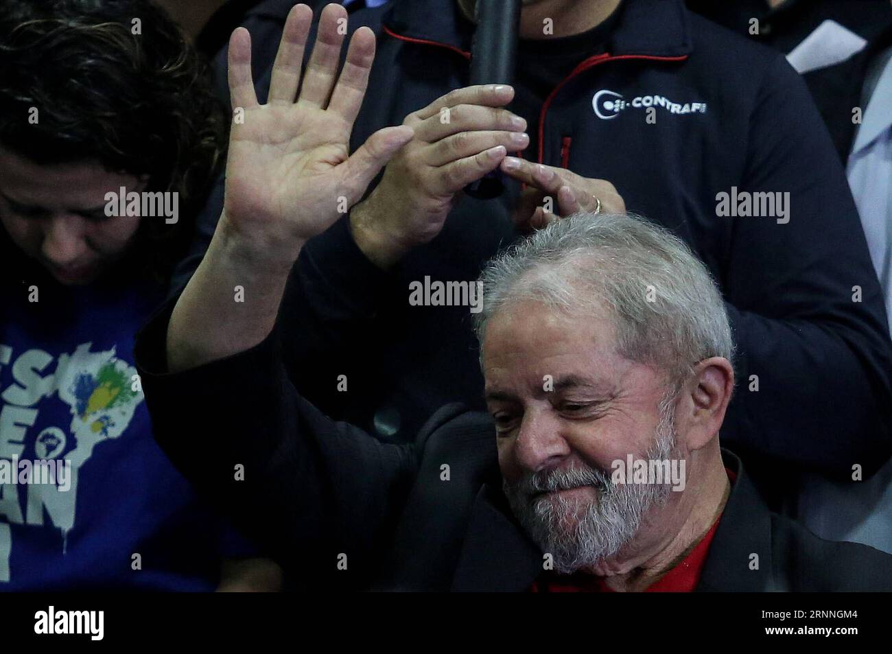 (170714) -- SAO PAULO, 14. Juli 2017 -- der ehemalige brasilianische Präsident Luiz Inacio Lula da Silva reagiert auf eine Pressekonferenz im Hauptquartier der Arbeiterpartei in Sao Paulo, Brasilien, 13. Juli 2017. Luiz Inacio Lula da Silva sagte am Donnerstag, dass er weiterhin beabsichtige, bei den Wahlen 2018 für das Amt des Präsidenten zu kandidieren. Dies geschah einen Tag, nachdem er wegen Korruption zu neuneinhalb Jahren Gefängnis verurteilt wurde und 19 Jahre lang nicht für ein öffentliches Amt kandidieren durfte. ) (fnc) (ce) (swt) BRASILIEN-SAO PAULO-POLITICS-LULA RahelxPatrasso PUBLICATIONxNOTxINxCHN 170714 Sao Paulo 14. Juli 2017 ehemalige brasilianische P Stockfoto