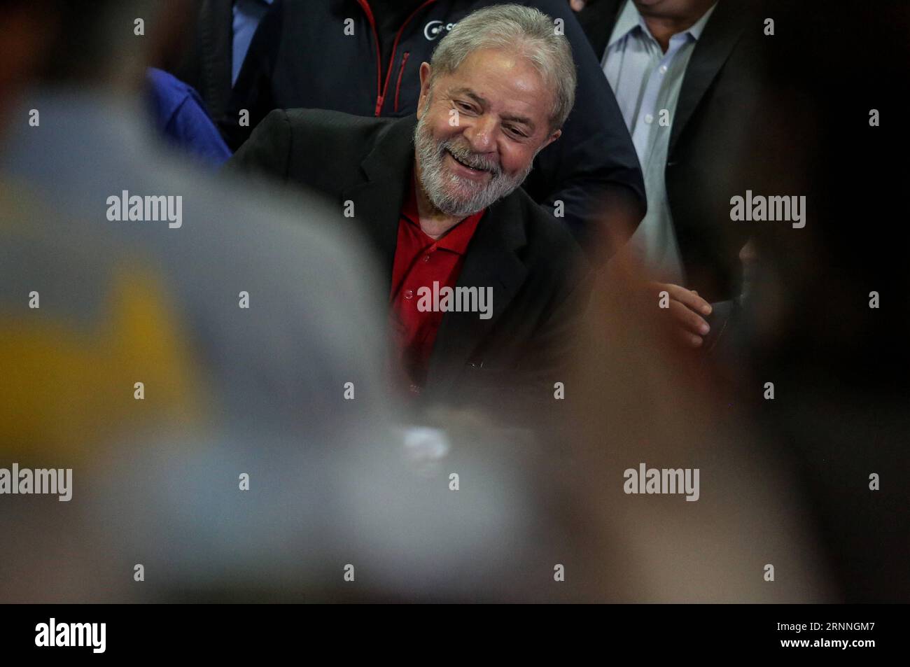 (170714) -- SAO PAULO, 14. Juli 2017 -- der ehemalige brasilianische Präsident Luiz Inacio Lula da Silva hält am 13. Juli 2017 eine Pressekonferenz im Hauptquartier der Arbeiterpartei in Sao Paulo, Brasilien, ab. Luiz Inacio Lula da Silva sagte am Donnerstag, dass er weiterhin beabsichtige, bei den Wahlen 2018 für das Amt des Präsidenten zu kandidieren. Dies geschah einen Tag, nachdem er wegen Korruption zu neuneinhalb Jahren Gefängnis verurteilt wurde und 19 Jahre lang nicht für ein öffentliches Amt kandidieren durfte. ) (fnc) (ce) (swt) BRASILIEN-SAO PAULO-POLITICS-LULA RahelxPatrasso PUBLICATIONxNOTxINxCHN 170714 Sao Paulo 14. Juli 2017 ehemaliger brasilianischer Präsident Stockfoto