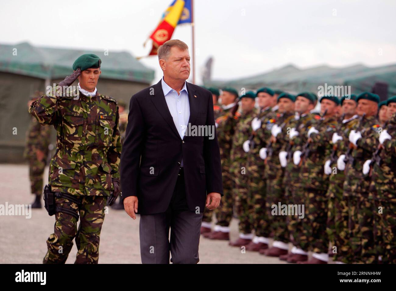 (170716) -- BUKAREST, 16. Juli 2017 -- Rumäniens Präsident Klaus Iohannis (Front) berichtet über einen Ehrenwächter während der multinationalen Übung Saber Guardian 2017 im Cincu-Trainingsgebiet in Zentralrumänien, 15. Juli 2017. Saber Guardian 2017 ist ein jährlich in Rumänien, Ungarn und Bulgarien stattfindendes, von der US-Armee und der Europäischen Armee geleitetes, Europäisches Kommando. Cristian ) (zcc) RUMÄNIEN-SABER GUARDIAN 2017-MULTINATIONALE ÜBUNG Cristel PUBLICATIONxNOTxINxCHN Stockfoto