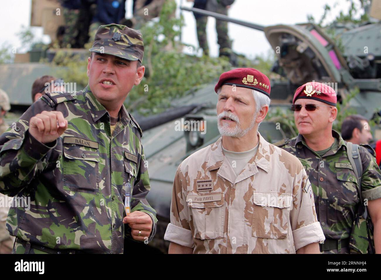 Themen der Woche Bilder des Tages (170716) -- BUKAREST, 16. Juli 2017 -- der Vorsitzende des NATO-Militärkomitees Petr Pavel (C) besucht die multinationale Übung Saber Guardian 2017 im Trainingsgebiet Cincu in Zentralrumänien, 15. Juli 2017. Saber Guardian 2017 ist ein jährlich in Rumänien, Ungarn und Bulgarien stattfindendes, von der US-Armee und der Europäischen Armee geleitetes, Europäisches Kommando. Cristian ) (zcc) RUMÄNIEN-SABER GUARDIAN 2017-MULTINATIONALE ÜBUNG Cristel PUBLICATIONxNOTxINxCHN Themen die Woche Bilder der Tag 170716 Bukarest 16. Juli 2017 der Vorsitzende des NATO-Militärkomitees Petr Pavel C besucht T Stockfoto