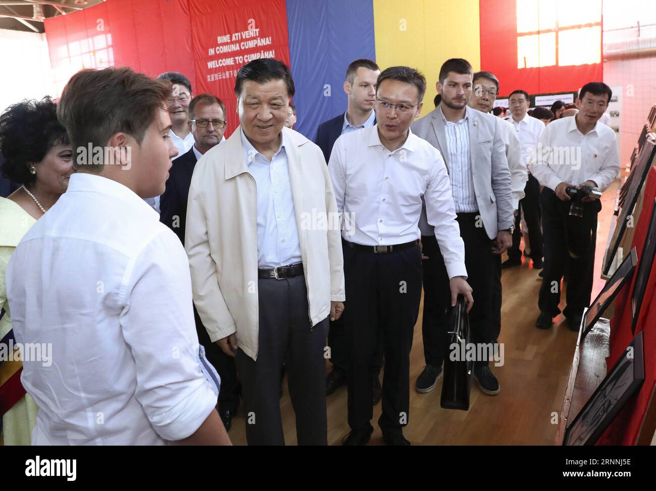 (170716) -- BUKAREST, 16. Juli 2017 -- Liu Yunshan, Mitglied des Ständigen Ausschusses des Politischen Büros des Zentralkomitees der Kommunistischen Partei Chinas (KPCh), spricht mit einem Studenten in Konstanta, Rumänien, 15. Juli 2017. Liu besuchte Rumänien vom 12. Bis 15. Juli offiziell. ) (Lb) RUMÄNIEN-BUKAREST-LIU YUNSHAN-VISIT PangxXinglei PUBLICATIONxNOTxINxCHN 170716 BUKAREST 16. Juli 2017 Liu Yunshan Mitglied des Thing Committee des Politischen Büros des ZK der Kommunistischen Partei Chinas Gespräche mit einem Studenten in Constanta (Rumänien) 15. Juli 2017 an den Liu gezahlt hat Stockfoto