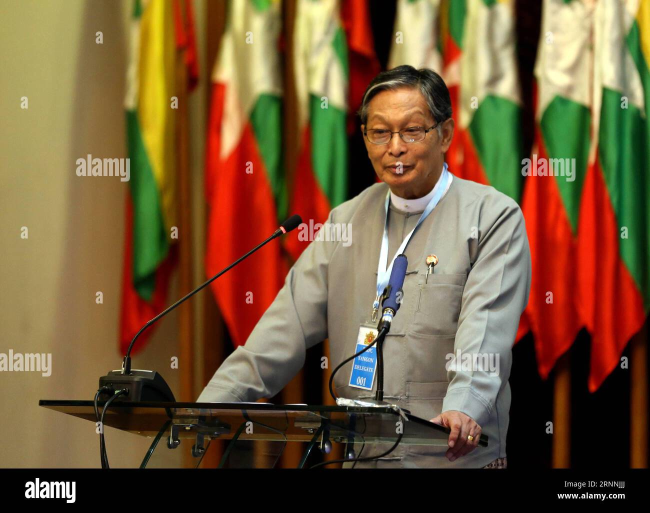 (170718) -- , 18. Juli 2017 -- das Büro des Staatsräteamtes von Myanmar, U Kyaw Tint Swe, spricht während eines Treffens mit den Leitern diplomatischer Missionen und UN-Agenturen in Myanmar über die Rakhine-Frage in Myanmar, 18. Juli 2017. U Aung) (yy) MYANMAR-- TREFFEN yangon PUBLICATIONxNOTxINxCHN 18. Juli 2017 Minister des Büros des Staatsberaters von Myanmar U Kyaw Tint SWE sprechen während eines Treffens mit den Leitern der diplomatischen Missionen und VN-Agenturen in Myanmar ÜBER die Rakhine-Frage am 18. Juli 2017 U Aung yy Myanmar treffen Yangon PUBLICATIONxNOTxINxCHN Stockfoto