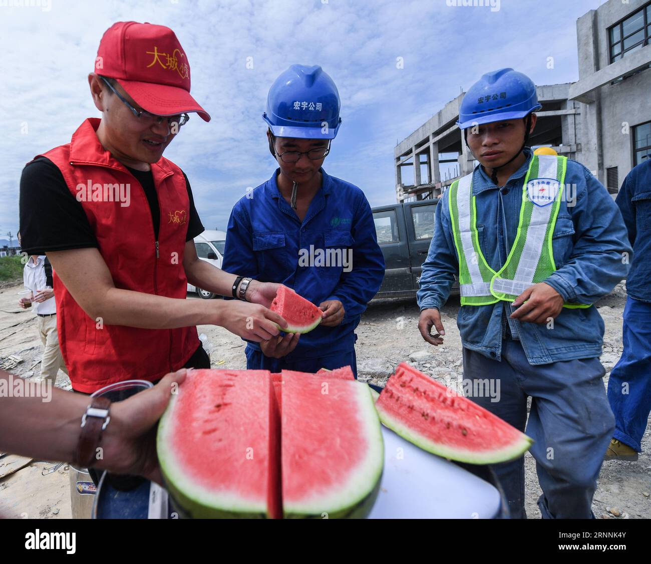 (170719) -- YUYAO, 19. Juli 2017 -- Freiwillige schicken Wassermelonen an die Arbeiter in der glühenden Hitze der Stadt Yuyao, ostchinesische Provinz Zhejiang, 19. Juli 2017. ) (wsw) CHINA-ZHEJIANG-SWELTERING HEAT-WORKERS (CN) XuxYu PUBLICATIONxNOTxINxCHN Yuyao 19. Juli 2017 Freiwillige senden Wassermelonen an die Arbeiter in der glühenden Hitze in der Stadt Yuyao Ostchina S Zhejiang Provinz 19. Juli 2017 wsw China Zhejiang Sweltering Heat Workers CN XuxYu PUNOBLATINxCHN Stockfoto