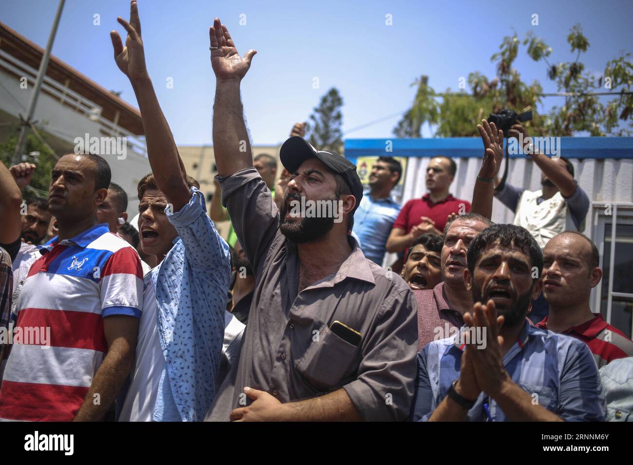 (170720) -- GAZA, 20. Juli 2017 -- palästinensische Demonstranten beteiligen sich an einem Protest gegen die Schließung der Al-Aksa-Moschee in Jerusalem, in der Stadt Gaza, am 20. Juli 2017. Israel schloss die heilige Stätte und installierte Kontrollpunkte und Metalldetektoren an ihren Eingängen, nachdem drei muslimische Palästinenser mit israelischer Staatsbürgerschaft am vergangenen Freitag zwei israelische Polizisten erschossen hatten. Die Angreifer wurden dann von der israelischen Polizei im heiligen Gelände getötet. )(yk) MIDEAST-GAZA-PROTEST WissamxNassar PUBLICATIONxNOTxINxCHN Gaza 20. Juli 2017 PALÄSTINENSISCHE Demonstranten nehmen an einem Protest gegen die Schließung Teil Stockfoto