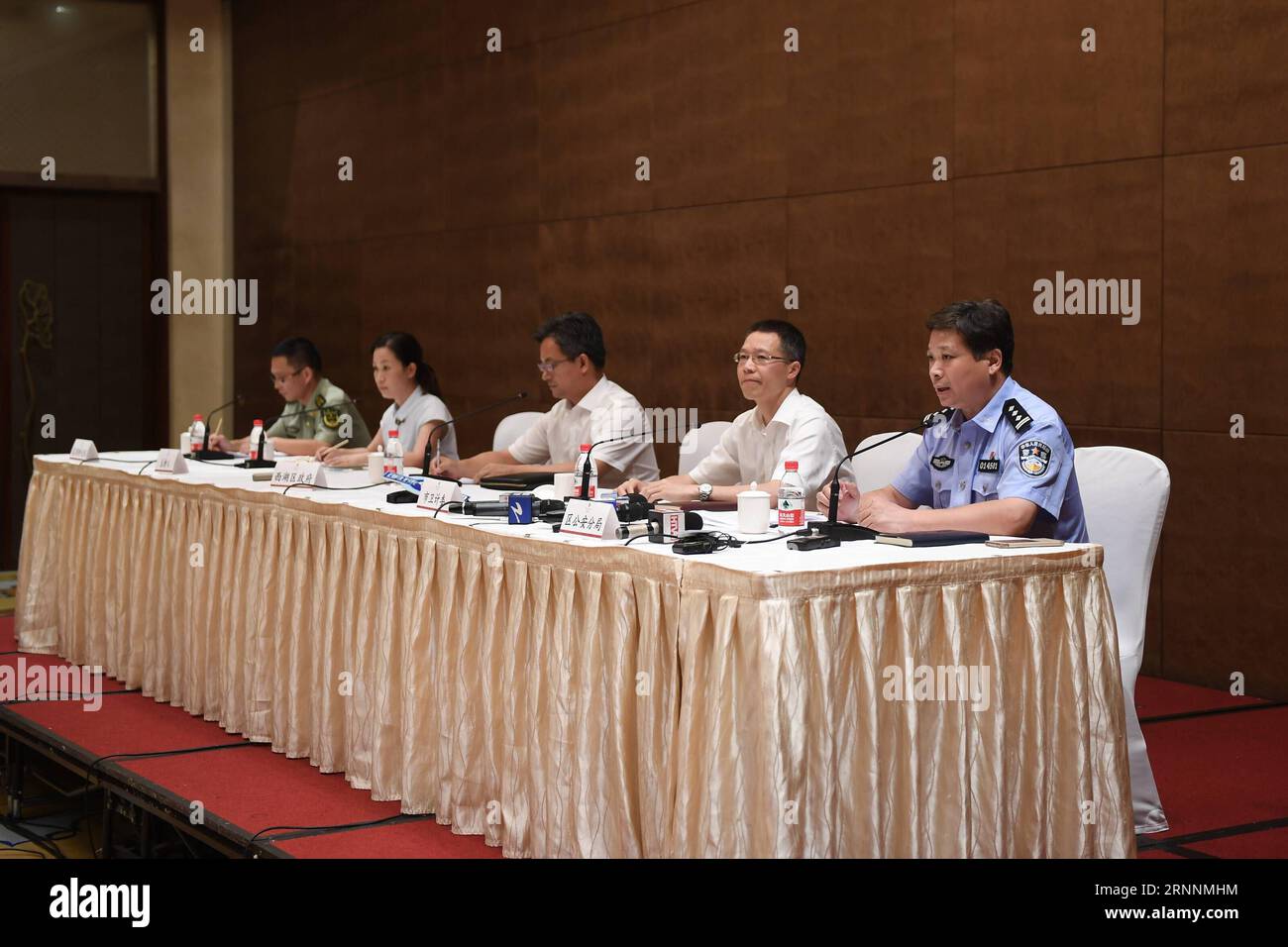 (170721) -- HANGZHOU, 21. Juli 2017 -- Lokale Behörden des West Lake District halten eine Pressekonferenz über einen tödlichen Shopspreng in Hangzhou, der ostchinesischen Provinz Zhejiang, am 21. Juli 2017 ab. Laut einer ersten Untersuchung durch die lokalen Behörden wurde Flüssiggas in Flaschen (LPG) für einen Ladenschlag beschuldigt, bei dem zwei Personen getötet und Dutzende verletzt wurden. Dies geschah am Freitagmorgen in Hangzhou, der Hauptstadt der ostchinesischen Provinz Zhejiang. Das Geschäft befindet sich im West Lake District, einem bekannten malerischen Gebiet. ) LB) CHINA-HANGZHOU-SHOP-BLAST (CN) HuangxZongzhi PUBLICATIONxNOTxINxCHN Hangzhou 21. Juli 2017 Stockfoto