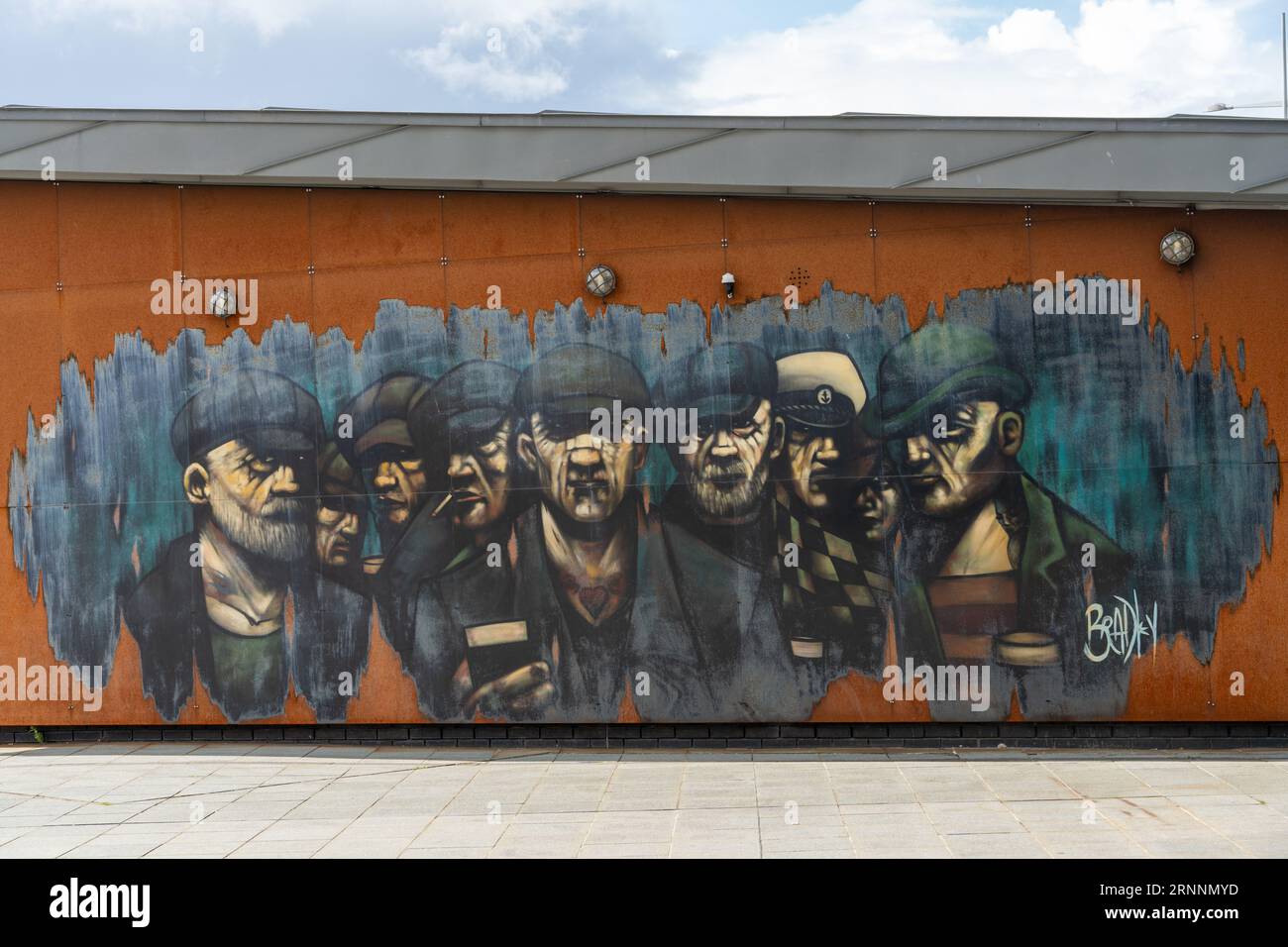 Eine Nachbildung von Docker's Rest von Terry Bradley, von Friz - ein Wandgemälde am Hickson's Point, Teil der Titanic Belfast Site, Belfast, Nordirland Stockfoto