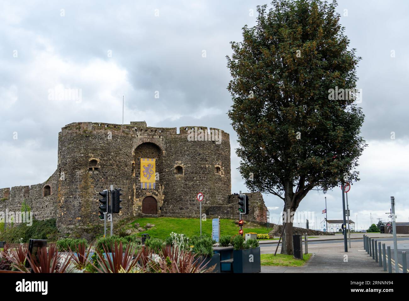 Carrickfergus Castle, Nordirland, eine normannische Burg und eine der am besten erhaltenen mittelalterlichen Bauten auf der Insel Irland. Stockfoto