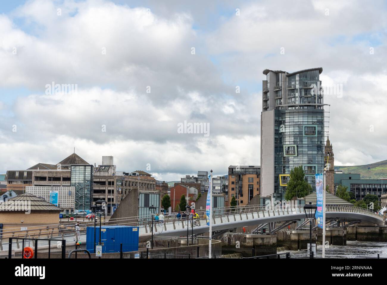 Lagan Weir Fußgänger- und Fahrradbrücke in Belfast, Nordirland, eine „schwebende“ Fußgängerbrücke über den Fluss, die Donegall Quay und Queen's Quay verbindet Stockfoto