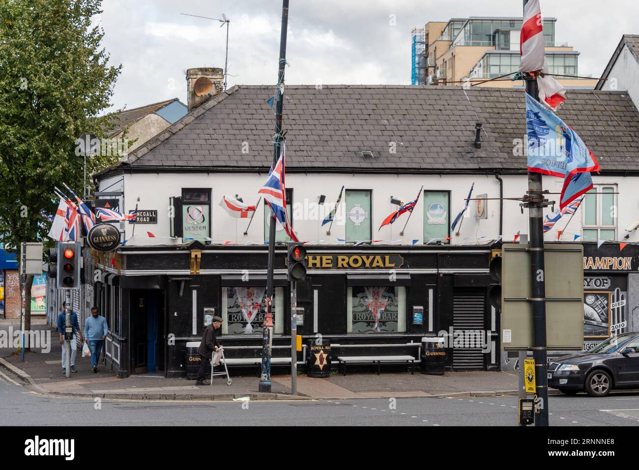The Royal Bar – ein loyalistischer unionistischer Pub an der Ecke Sandy Row und Donegall Road in Belfast, Nordirland. Stockfoto