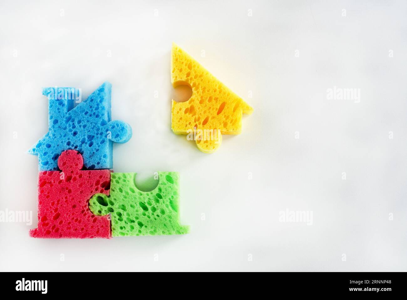 Bunte Teile auf hellem Hintergrund. Erstellung und Konstruktion. Konzeptkomponenten von etwas, etwas erzeugen. Denken Sie an die fehlende Par Stockfoto