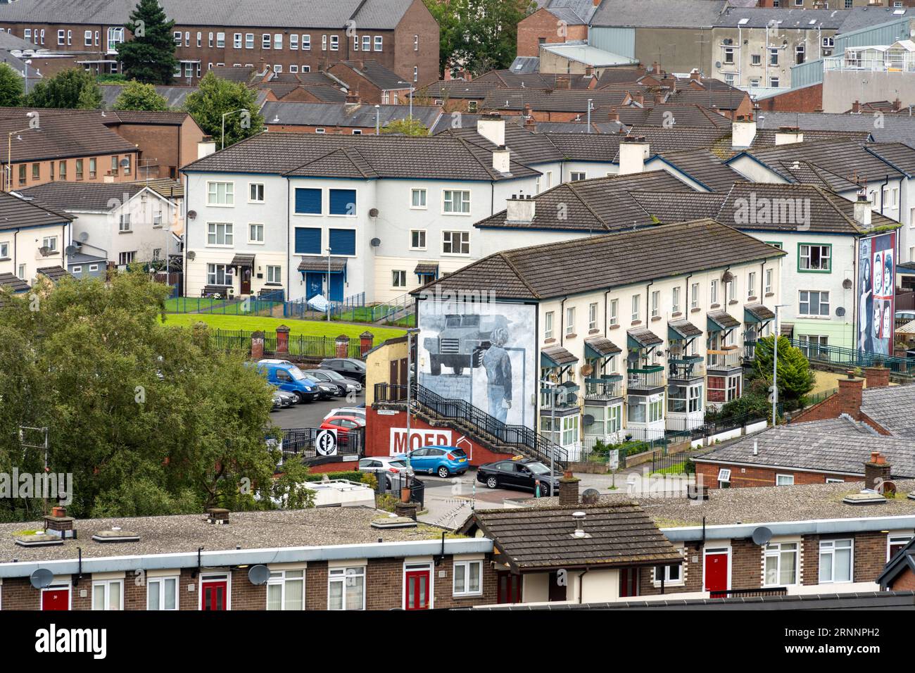 Die irisch-republikanische Gegend von Bogside, Derry - Londonderry, Nordirland, einschließlich People's Gallery Bogside Artists Murals in der Nähe von Free Derry Corner Stockfoto