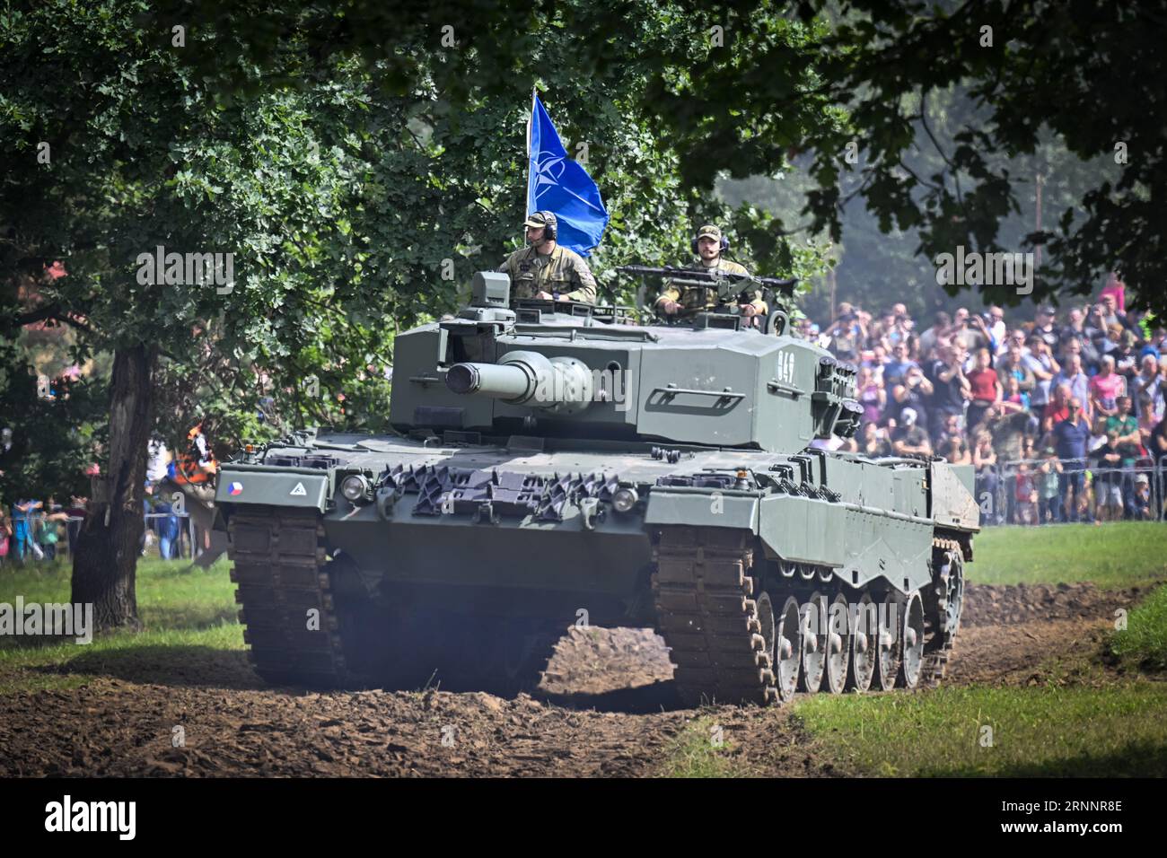 Lesany, Tschechische Republik. September 2023. Panzer Leopard 2A4 mit NATO-Flagge wird während des Panzertags 2023 im Militärtechnischen Museum in Lesany, Tschechische Republik, am 2. September 2023 gesehen. Quelle: VIT Simanek/CTK Photo/Alamy Live News Stockfoto
