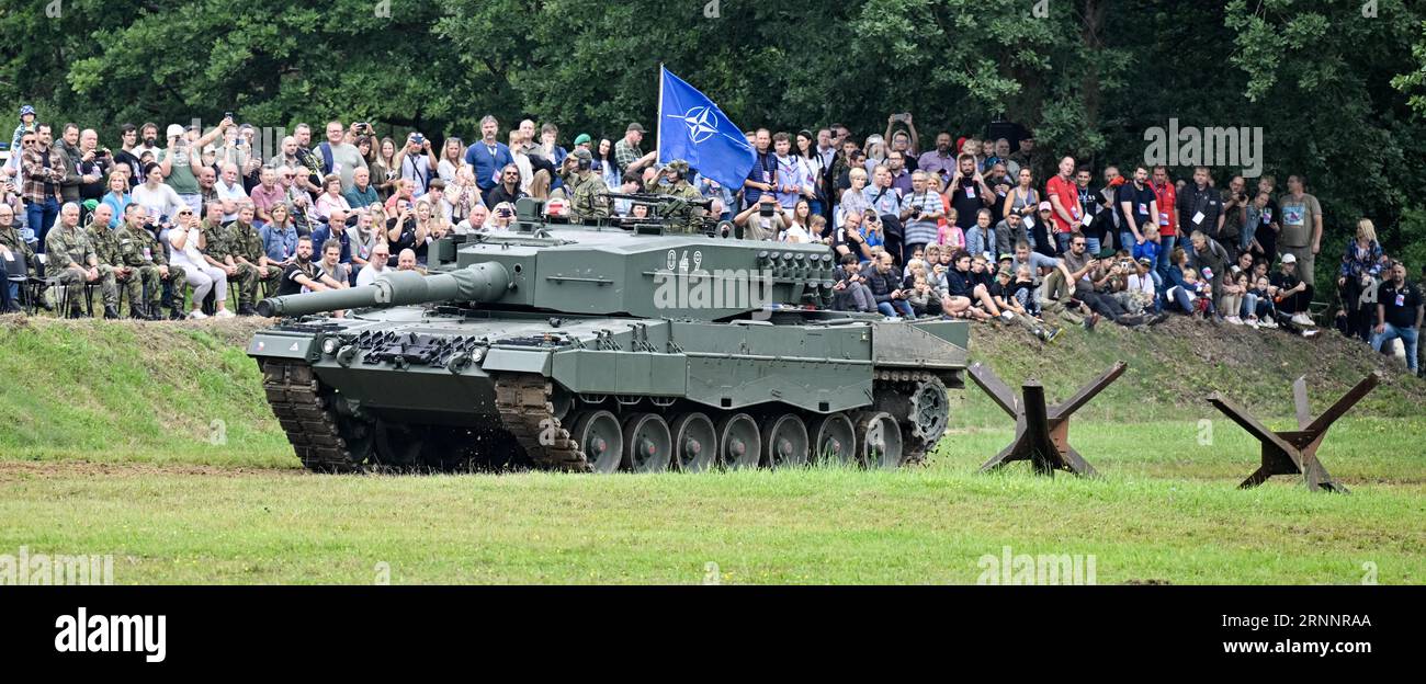 Lesany, Tschechische Republik. September 2023. Panzer Leopard 2A4 mit NATO-Flagge wird während des Panzertags 2023 im Militärtechnischen Museum in Lesany, Tschechische Republik, am 2. September 2023 gesehen. Quelle: VIT Simanek/CTK Photo/Alamy Live News Stockfoto
