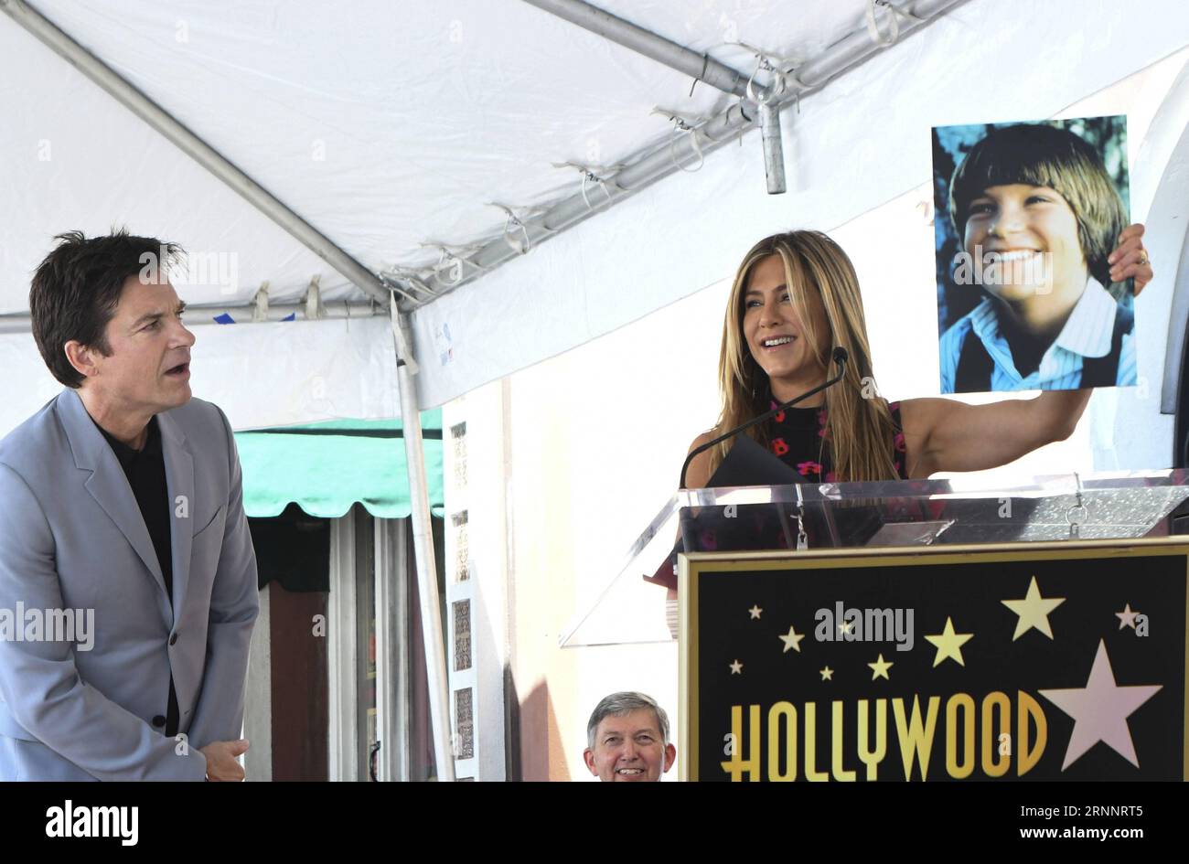 (170727) -- LOS ANGELES, 27. Juli 2017 -- Schauspielerin Jennifer Aniston (R) zeigt ein Bild des Schauspielers Jason Bateman (L) während einer Sternenehrungszeremonie auf dem Hollywood Walk of Fame in Los Angeles, USA, 26. Juli 2017. Jason Bateman wurde am Mittwoch mit einem Star auf dem Hollywood Walk of Fame geehrt. (zy) US-LOS ANGELES-HOLLYWOOD-WALK OF FAME NickxUt PUBLICATIONxNOTxINxCHN Los Angeles Juli 27 2017 Schauspielerin Jennifer Aniston r zeigt ein Bild des Schauspielers Jason Bateman l während einer Star-Ehren-Zeremonie AUF dem Hollywood Walk of Fame in Los Angeles die Vereinigten Staaten Juli 26 2017 Jason Batem Stockfoto