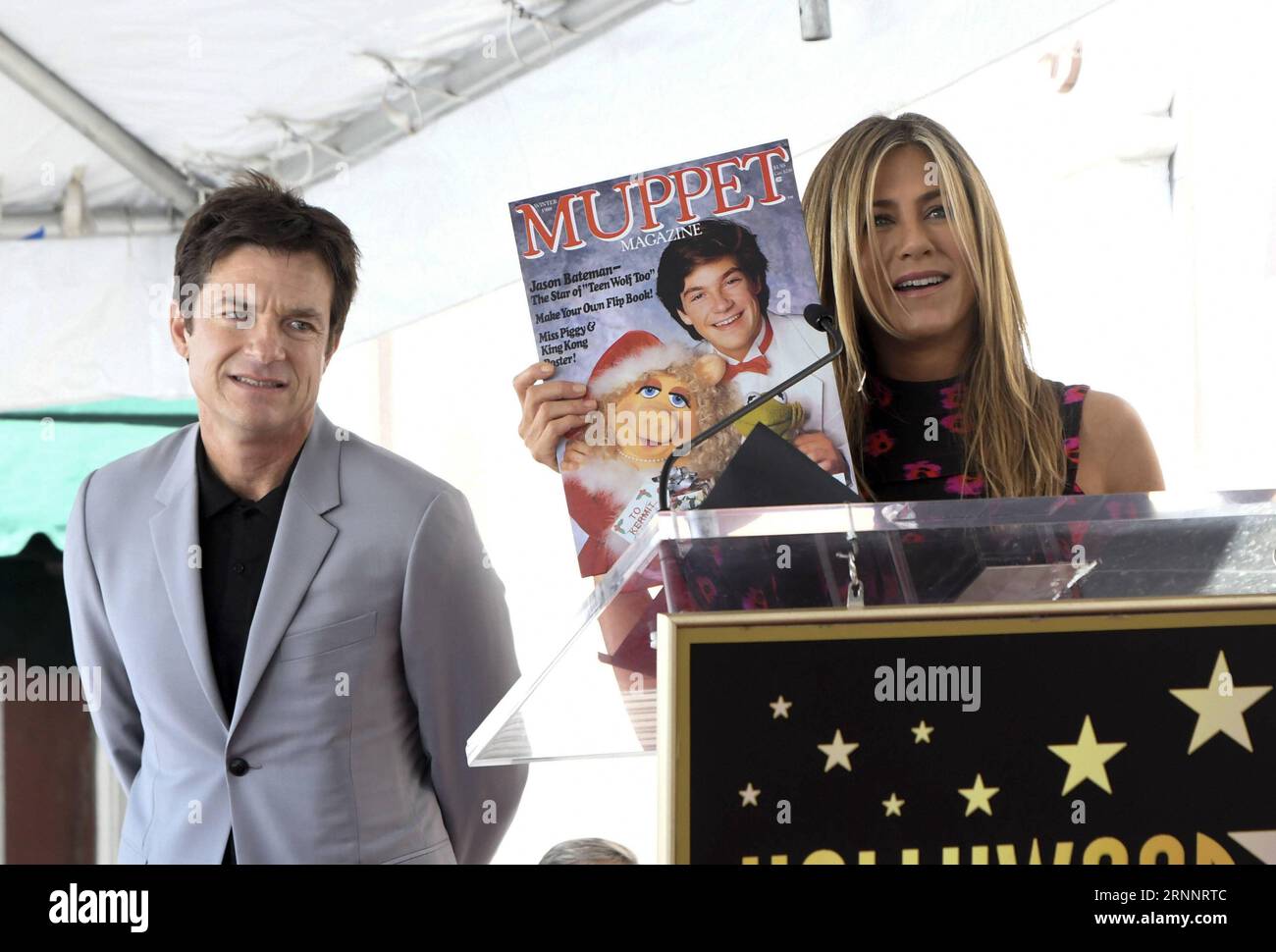 (170727) -- LOS ANGELES, 27. Juli 2017 -- Schauspielerin Jennifer Aniston (R) zeigt ein Bild des Schauspielers Jason Bateman während einer Sternenehrungszeremonie auf dem Hollywood Walk of Fame in Los Angeles, USA, 26. Juli 2017. Jason Bateman wurde am Mittwoch mit einem Star auf dem Hollywood Walk of Fame geehrt. (zy) US-LOS ANGELES-HOLLYWOOD-WALK OF FAME NickxUt PUBLICATIONxNOTxINxCHN Los Angeles Juli 27 2017 Schauspielerin Jennifer Aniston r zeigt ein Bild des Schauspielers Jason Bateman während einer Star-Ehren-Zeremonie AUF dem Hollywood Walk of Fame in Los Angeles die Vereinigten Staaten Juli 26 2017 Jason Bateman wha Stockfoto