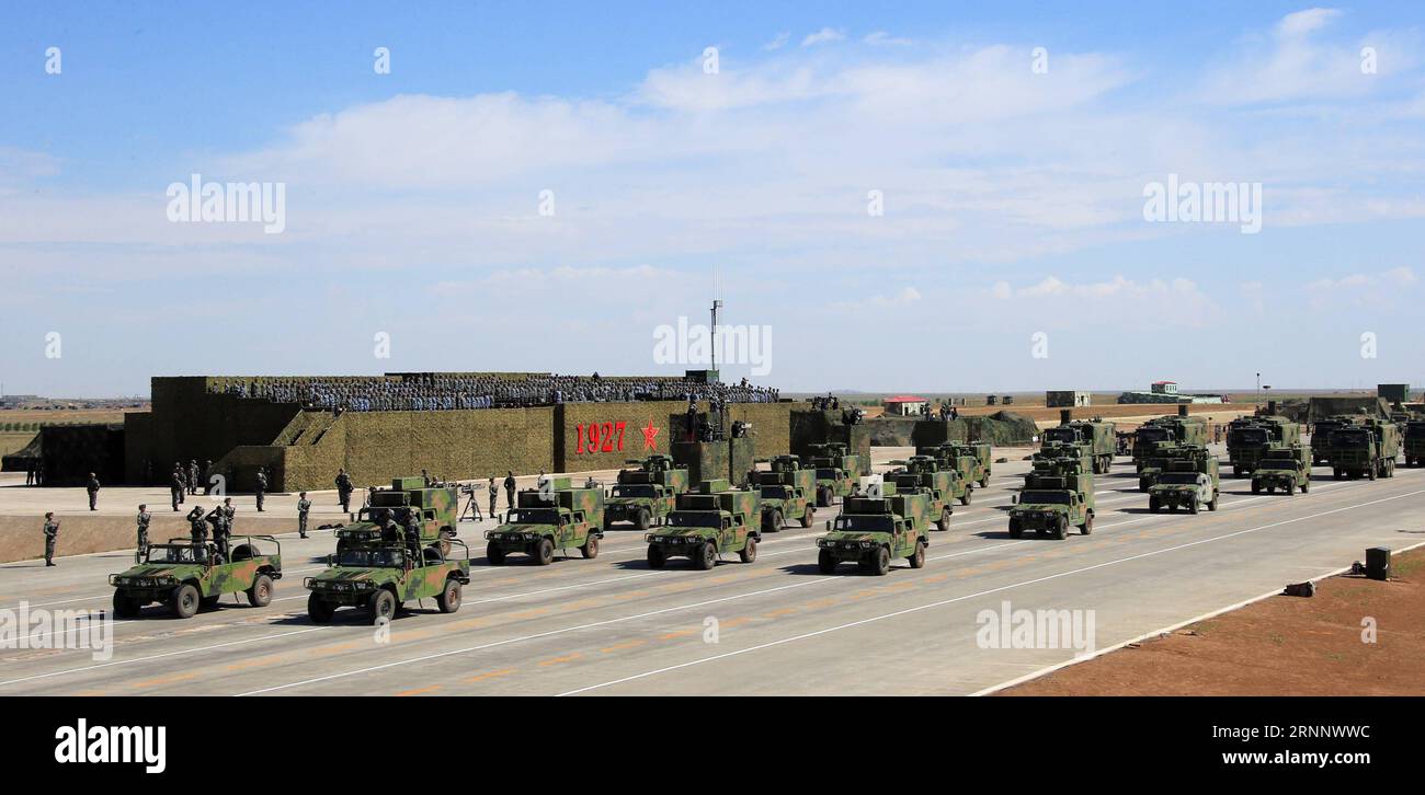 (170730) -- ZHURIHE, 30. Juli 2017 -- Foto vom 30. Juli 2017 zeigt die Bildung elektronischer Aufklärungstruppen während einer Militärparade auf der Zhurihe-Trainingsbasis in der Autonomen Region Innere Mongolei in Nordchina. China hielt am Sonntag eine große Militärparade anlässlich des 90. Gründungsjubiläums der Volksbefreiungsarmee ab. (lfj) (PLA 90)CHINA-INNERE MONGOLEI-ZHURIHE-MILITÄRPARADE (CN) ZhaxChunming PUBLICATIONxNOTxINxCHN Zhurihe Juli 30 2017 Foto aufgenommen AM 30 2017. Juli zeigt die Bildung elektronischer Aufklärungstruppen während einer Militärparade AUF Zhurihe Trainingsbasis i Stockfoto