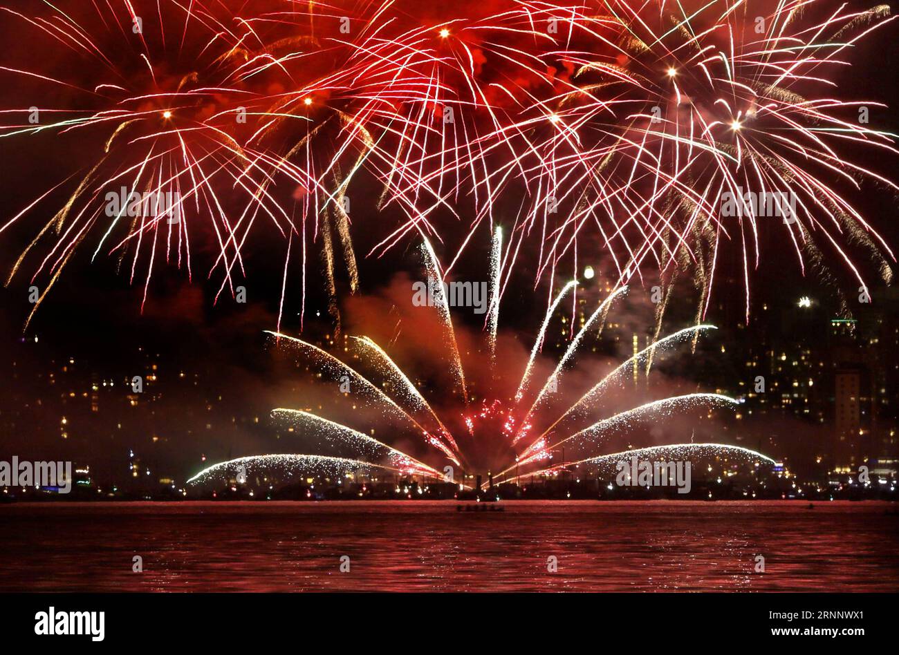 (170730) -- VANCOUVER, 30. Juli 2017 -- Japanisches Team zeigt ihr Feuerwerk während der 27. Jährlichen Celebration of Light in Vancouver, Kanada, 29. Juli 2017. Feuerwerksteams aus Japan, Großbritannien und Kanada nehmen an der diesjährigen Celebration of Light Teil, einem jährlichen Feuerwerkswettbewerb in Vancouver. ) (zw) CANADA-VANCOUVER-CELEBRATION OF LIGHT LiangxSen PUBLICATIONxNOTxINxCHN Vancouver Juli 30 2017 Japanisches Team zeigt ihr Feuerwerk während der 27. Jährlichen Light Celebration in Vancouver Kanada Juli 29 2017 Feuerwerksteams aus Japan Großbritannien und Kanada sind partizipativ Stockfoto