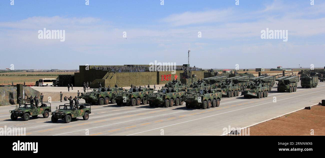 (170730) -- ZHURIHE, 30. Juli 2017 -- Foto aufgenommen am 30. Juli 2017 zeigt eine Bildung von technischen und chemischen Verteidigungsunterstützungstruppen während einer Militärparade auf der Zhurihe-Trainingsbasis in Nordchinas Autonomer Region Innere Mongolei. China hielt am Sonntag eine große Militärparade anlässlich des 90. Gründungsjubiläums der Volksbefreiungsarmee ab. )(mcg) (PLA 90)CHINA-INNERE MONGOLEI-ZHURIHE-MILITÄRPARADE (CN) ZhaxChunming PUBLICATIONxNOTxINxCHN Zhurihe Juli 30 2017 Foto aufgenommen AM 30 2017. Juli zeigt eine Bildung von technischen und chemischen Verteidigungstruppen während einer Militärparade A Stockfoto