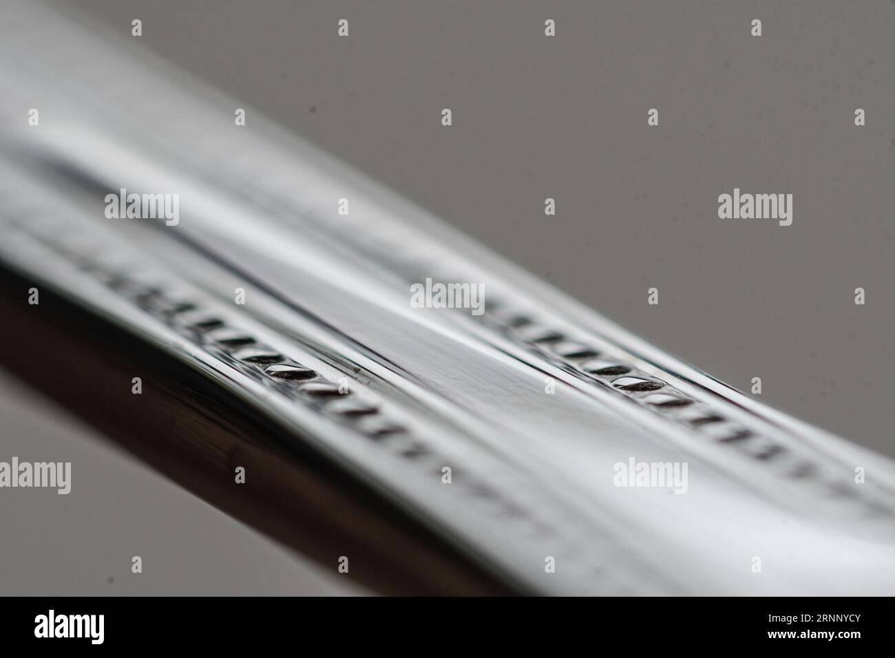 Nahaufnahme der Gravur auf einem Metallgriff Stockfoto